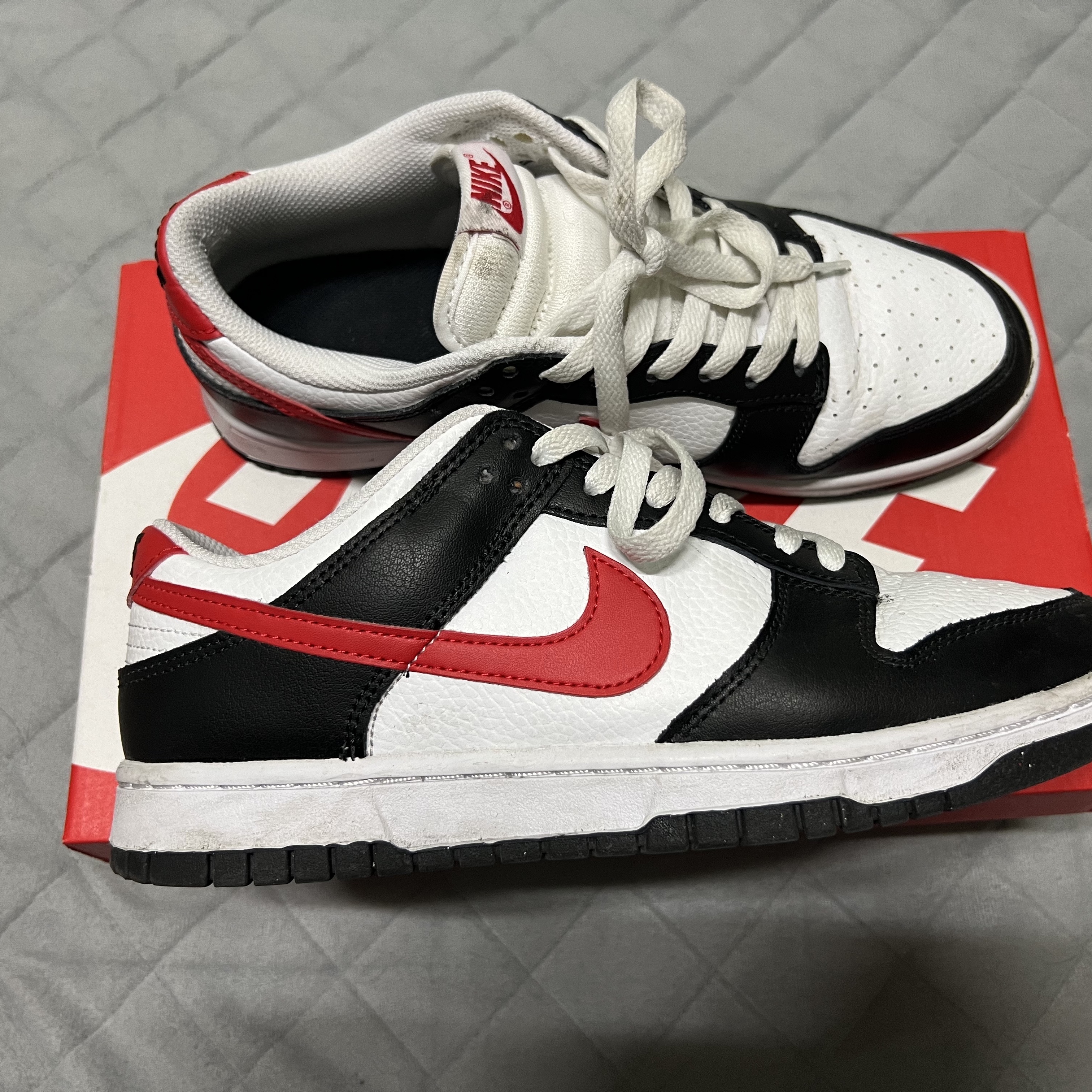 Nike Dunk Low Retro Black University Red 착용 스타일 - 2