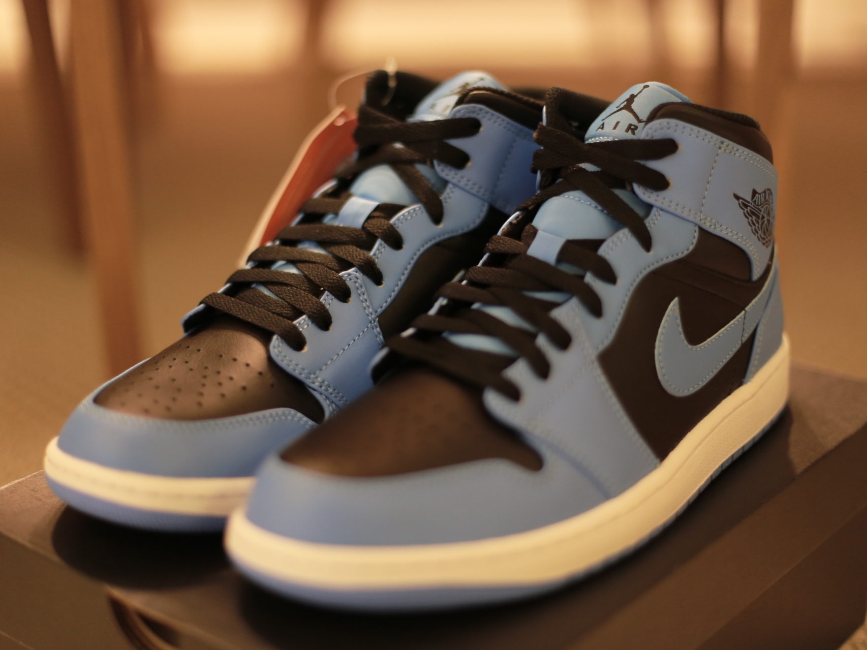 Jordan 1 Mid University Blue Black 착용 스타일 - 2