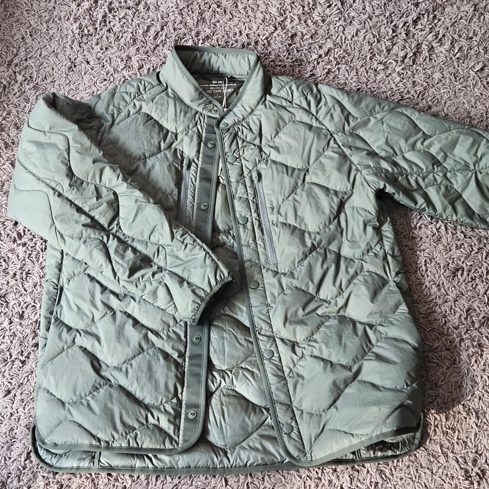 Uniqlo x White Mountaineering WPJ Ultra Light Down Oversized Jacket Olive 착용 스타일 - 2