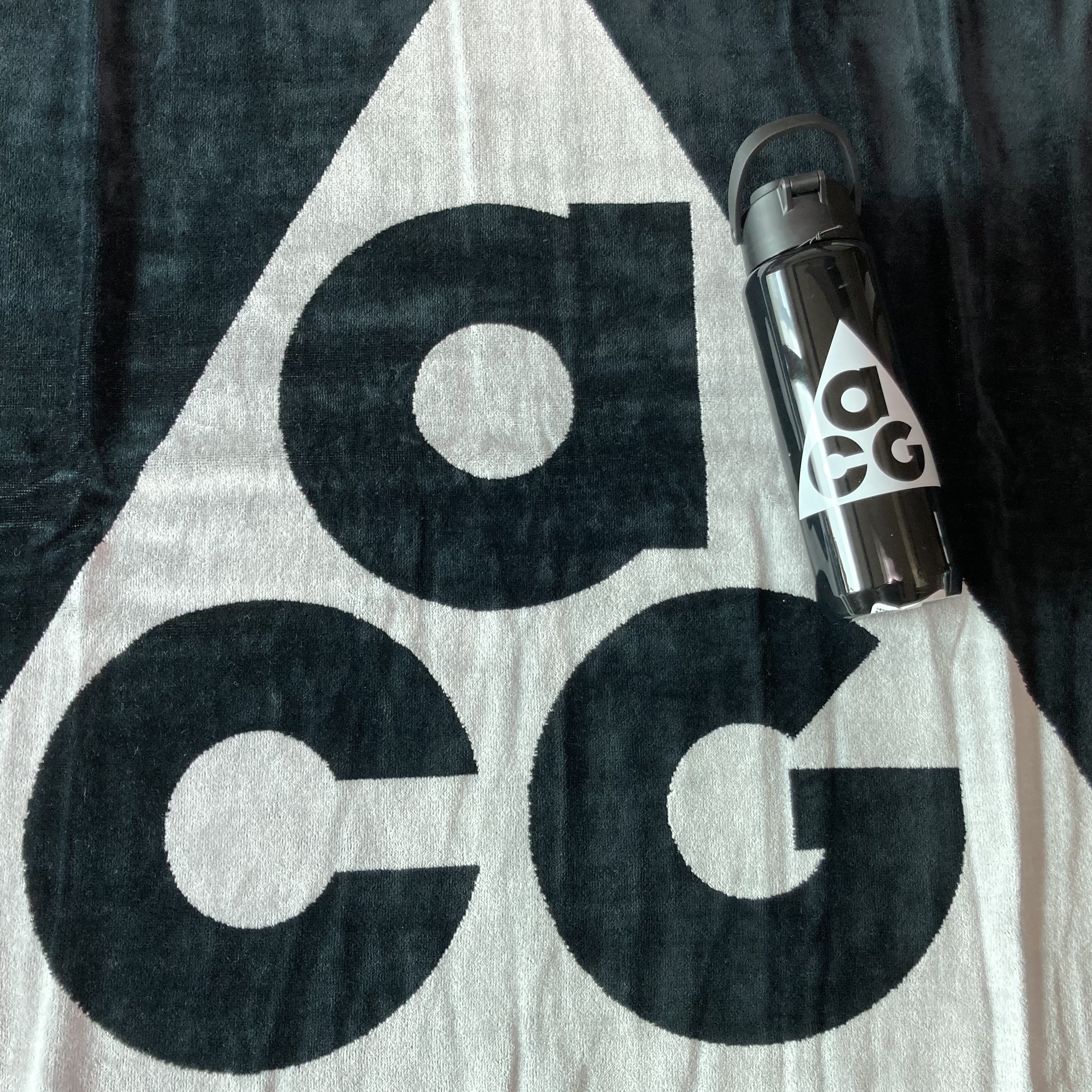 Nike ACG Towel Black Summit White, Nike ACG Tritan Renew Recharge Chug Bottle 710ml Black 착용 스타일