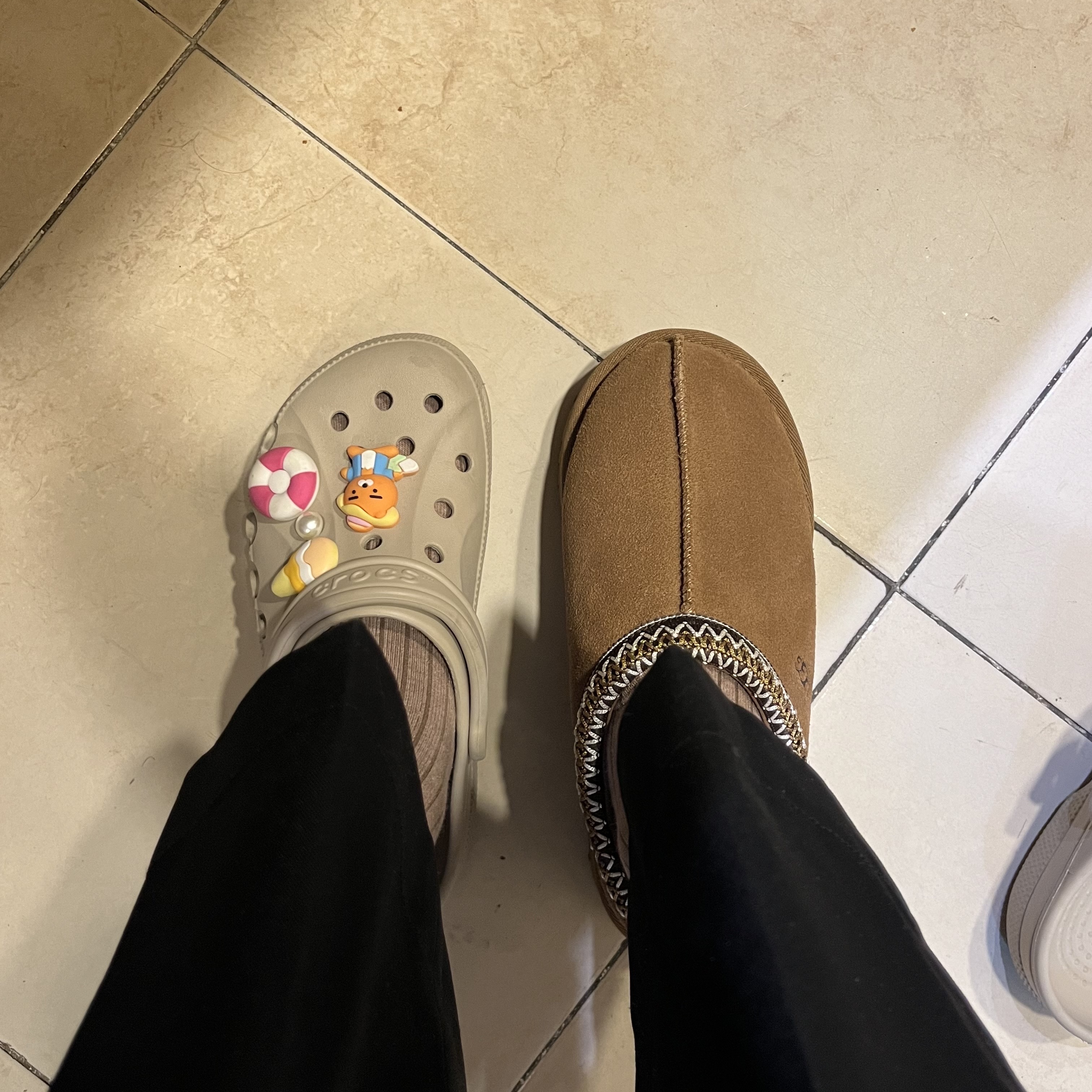 (W) UGG Tasman Slipper Chestnut 착용 스타일 - 2