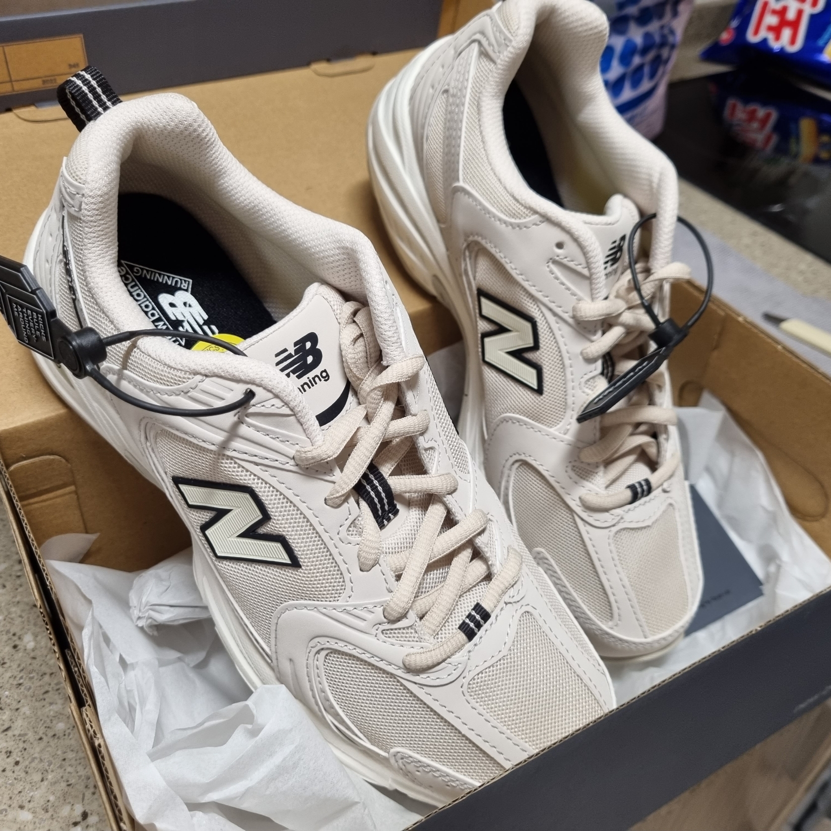 New Balance 530 Ivory 착용 스타일 - 1