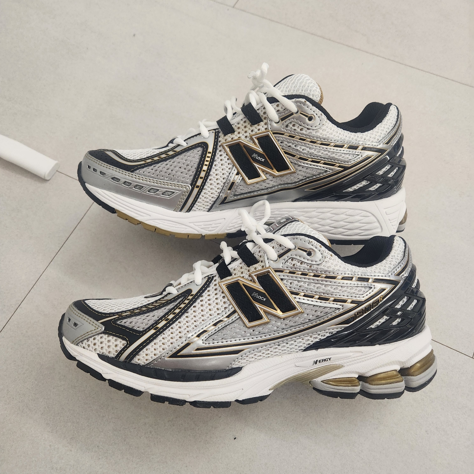 New Balance 1906R White Gold 착용 스타일 - 2