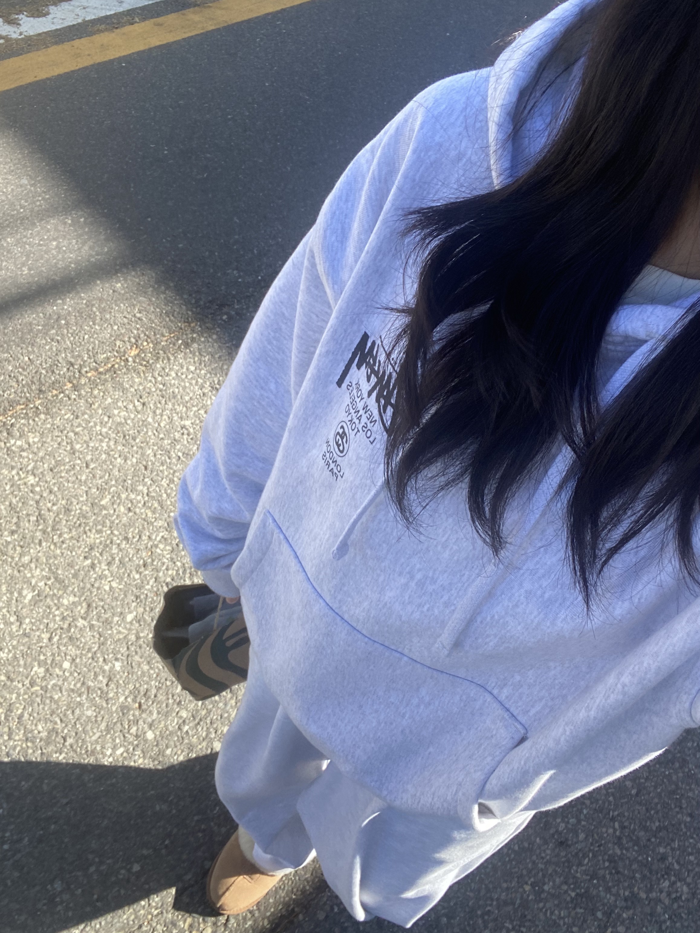 Stussy World Tour Hoodie Ash Heather 2023, (W) UGG Coquette Slipper Chestnut 착용 스타일 - 2