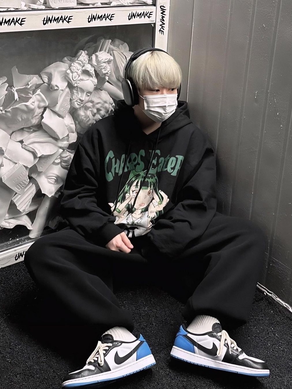 Jordan 1 Retro Low OG Black and Dark Powder Blue, Apple AirPods Max Lightning Space Gray (Korean Ver.) 착용 스타일