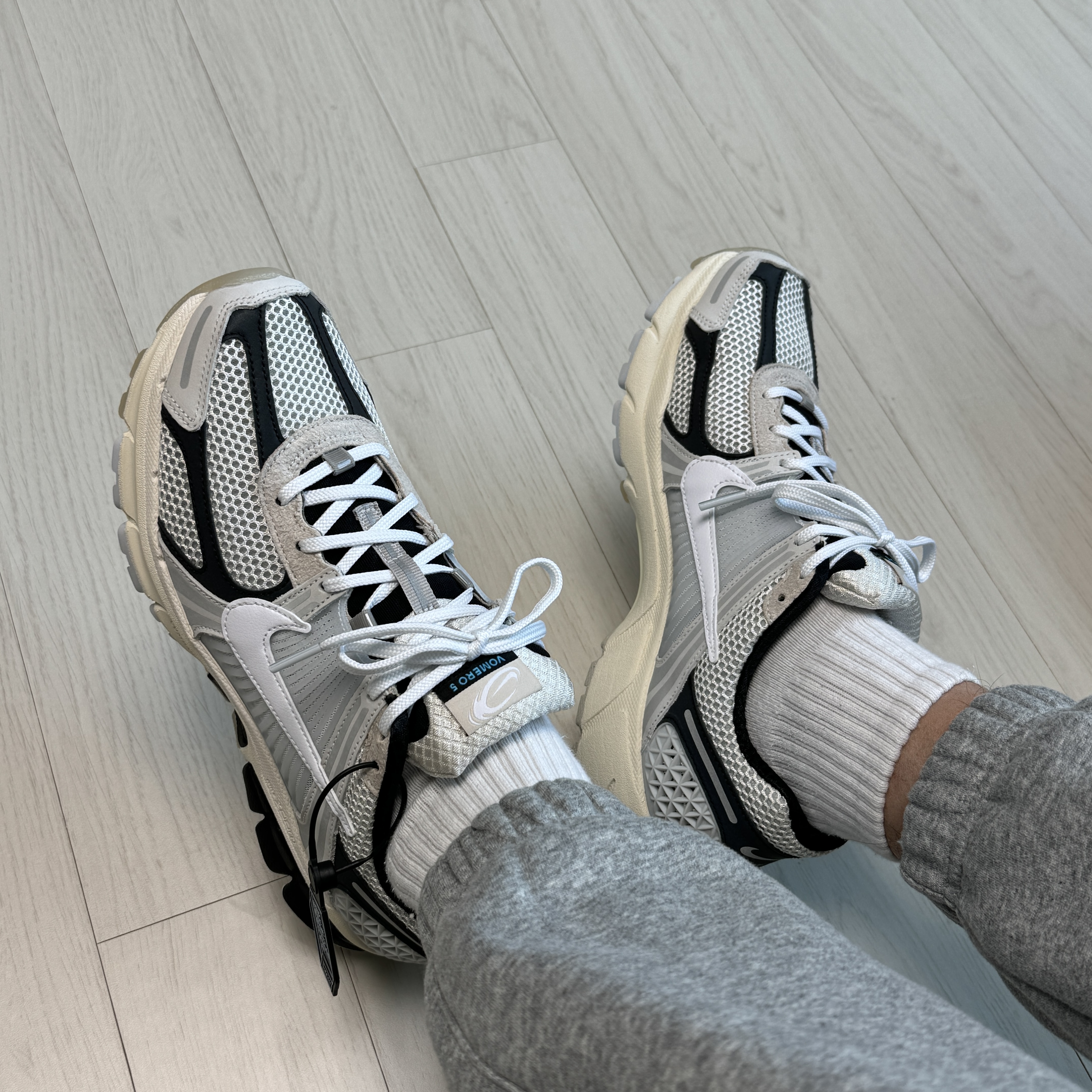 Nike Zoom Vomero 5 Light Bone and Black 착용 스타일 - 1