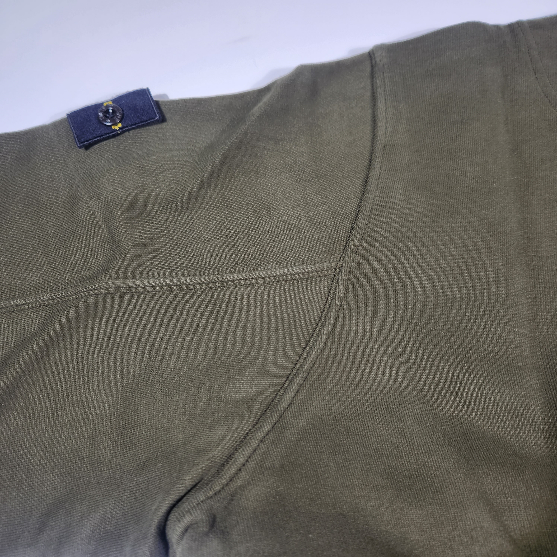 Stone Island 62420 Brushed Cotton Fleece Garment Dyed Crewneck Sweatshirt Olive Green - 23FW 착용 스타일 - 3