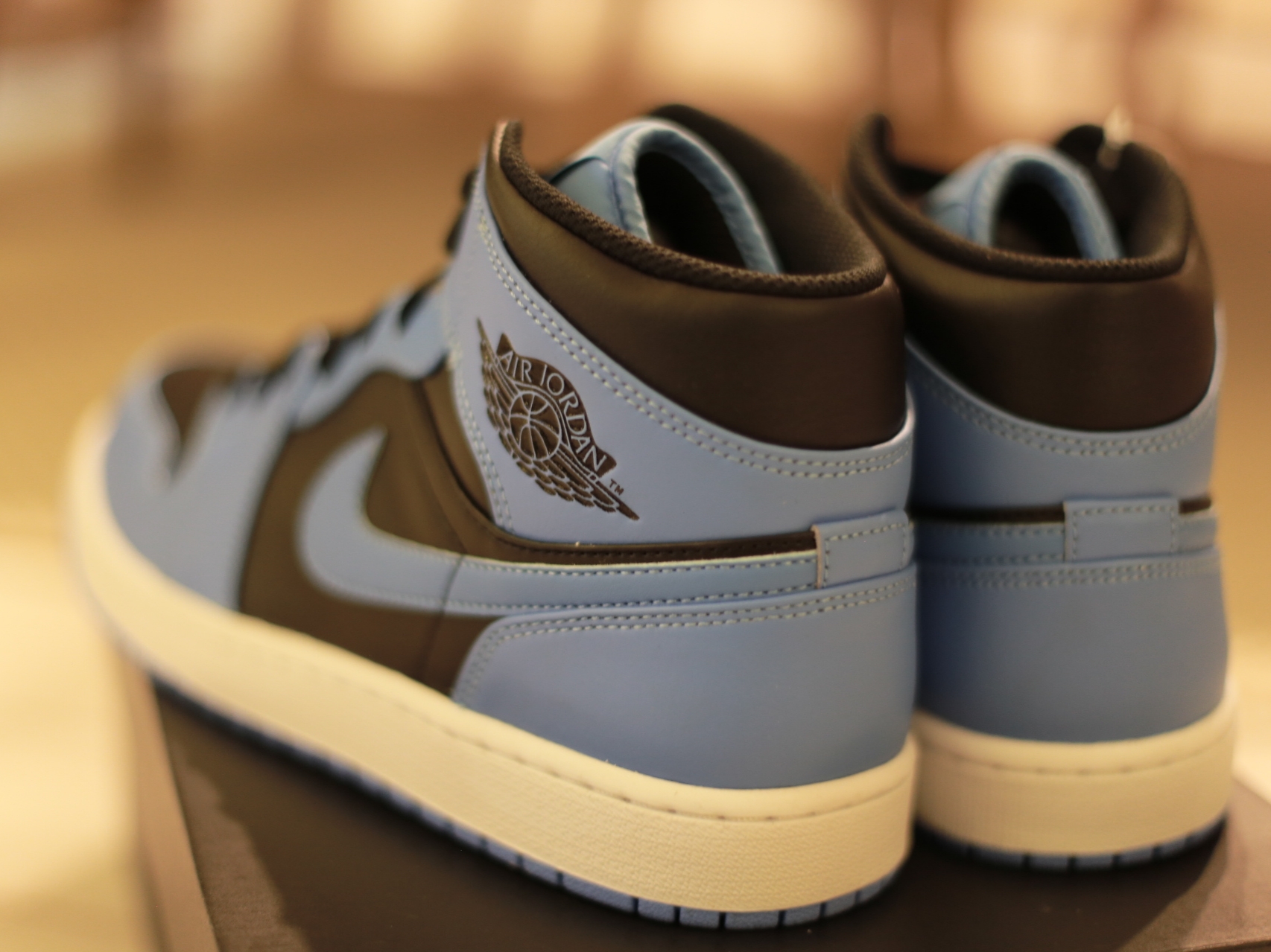 Jordan 1 Mid University Blue Black 착용 스타일 - 3