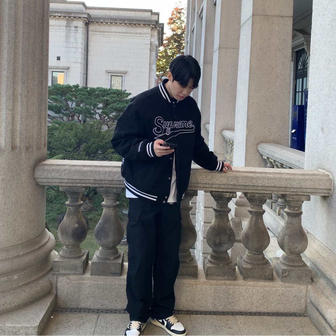Supreme Mitchell & Ness Doughboy Twill Varsity Jacket Black - 22FW, Jordan 1 x Travis Scott x Fragment Retro Low OG SP Military Blue 착용 스타일 - 2
