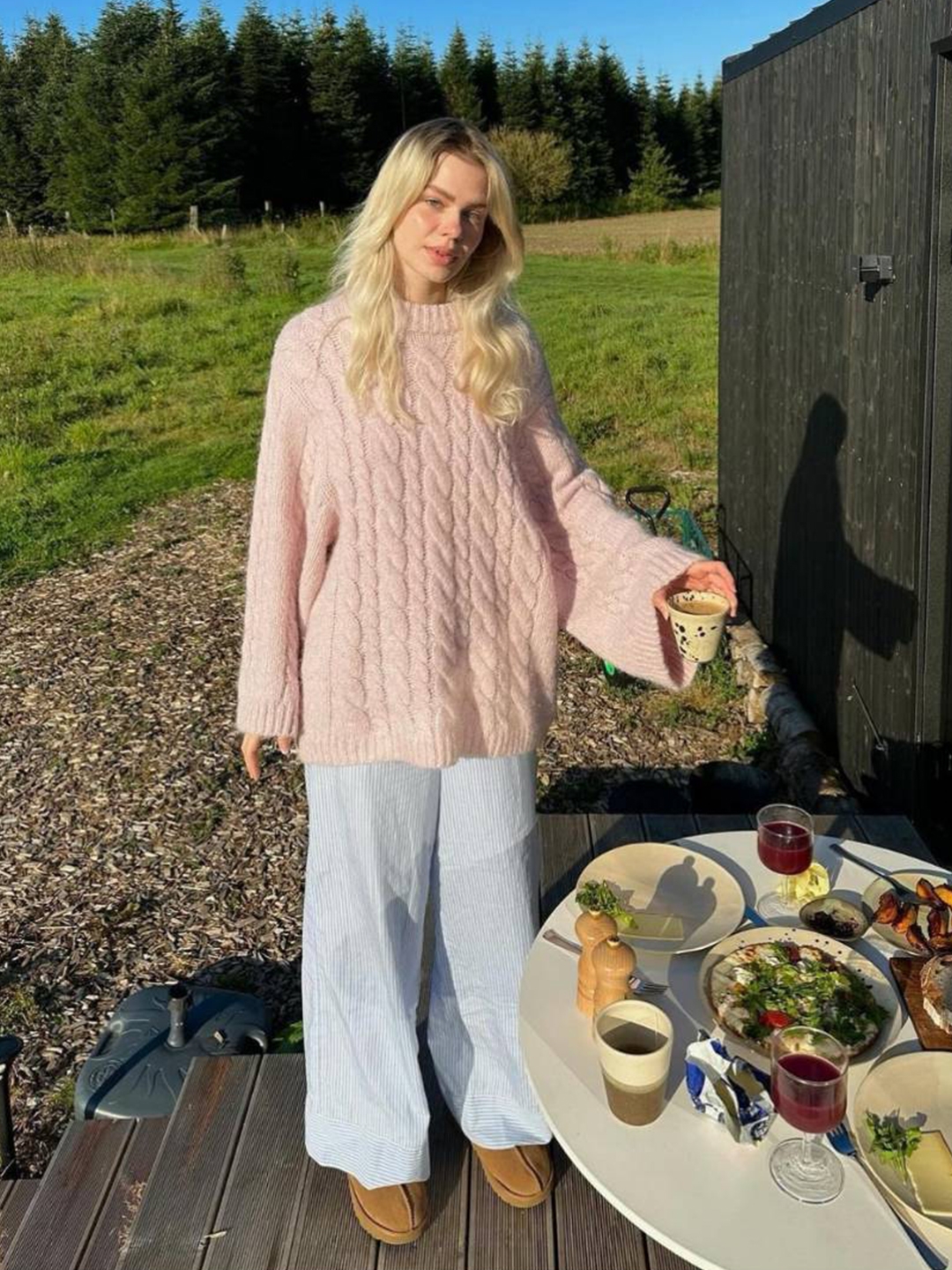 The Museum Visitor Flower Jacquard Summer Knit Pink, (W) Celine Crew Neck Sweater in Cable Knit Cashmere and Silk Pink 착용 스타일 - 3