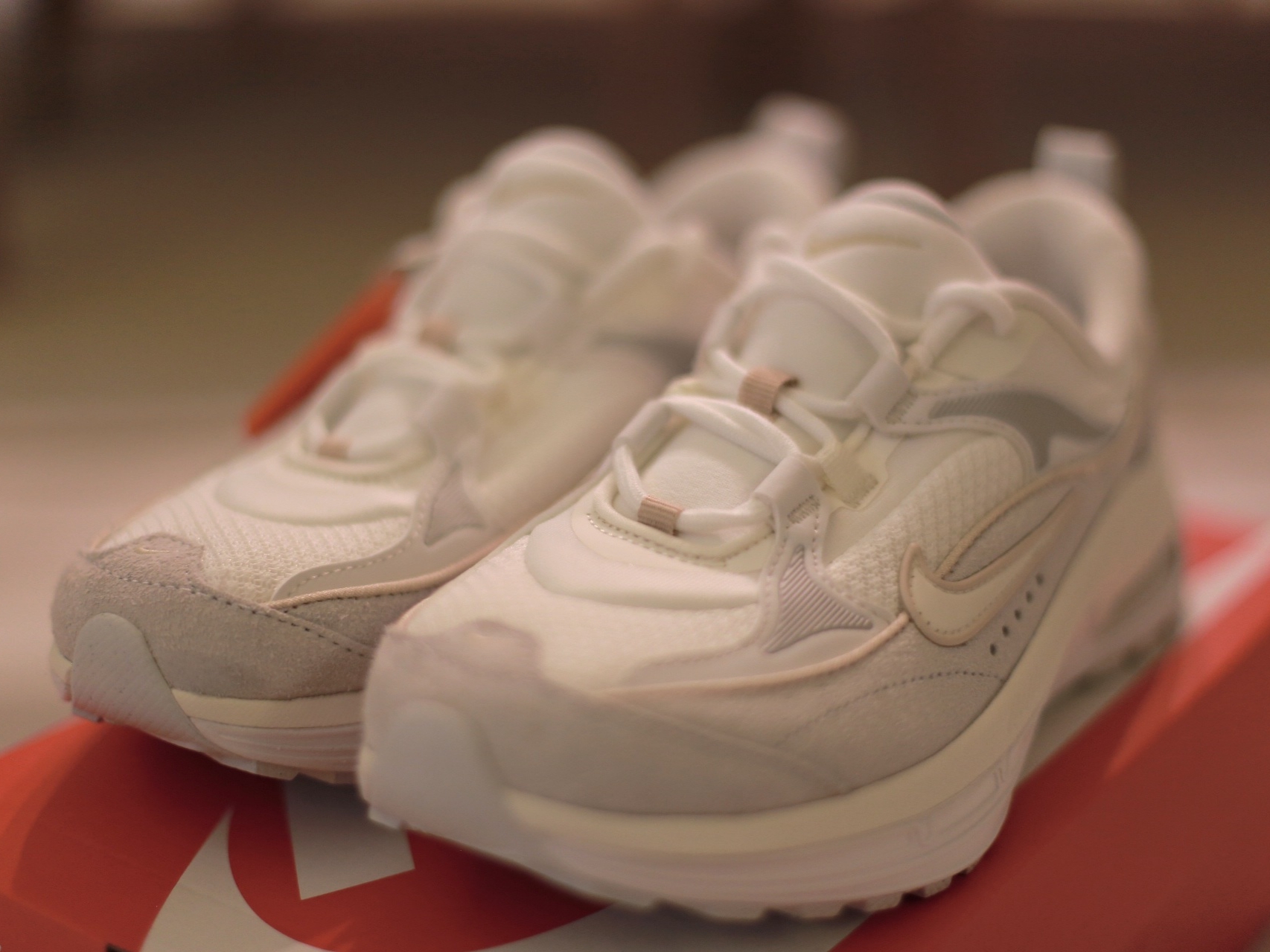 (W) Nike Air Max Bliss Phantom Summit White 착용 스타일 - 2
