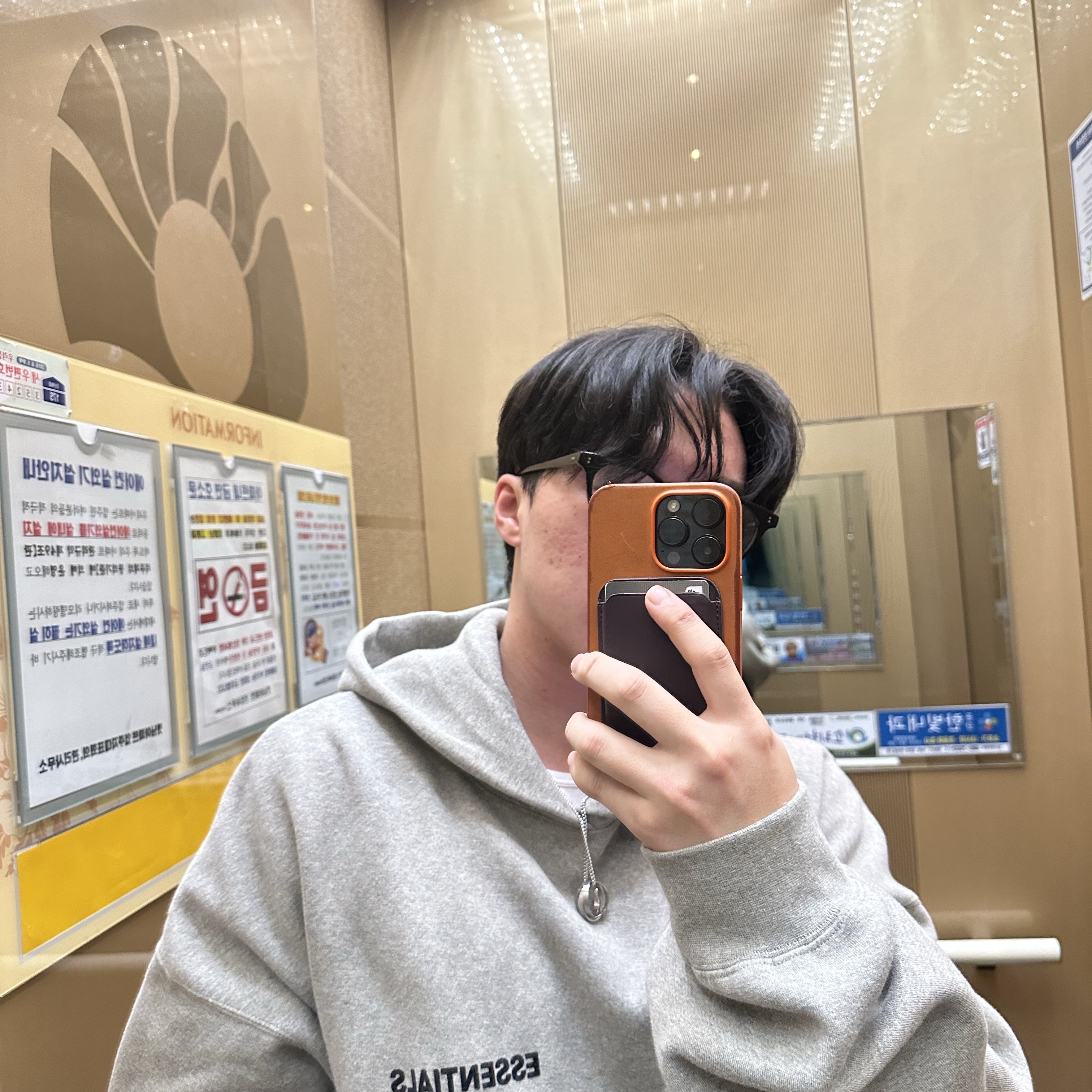 Essentials The Core Collection Hoodie Dark Oatmeal 착용 스타일 - 1