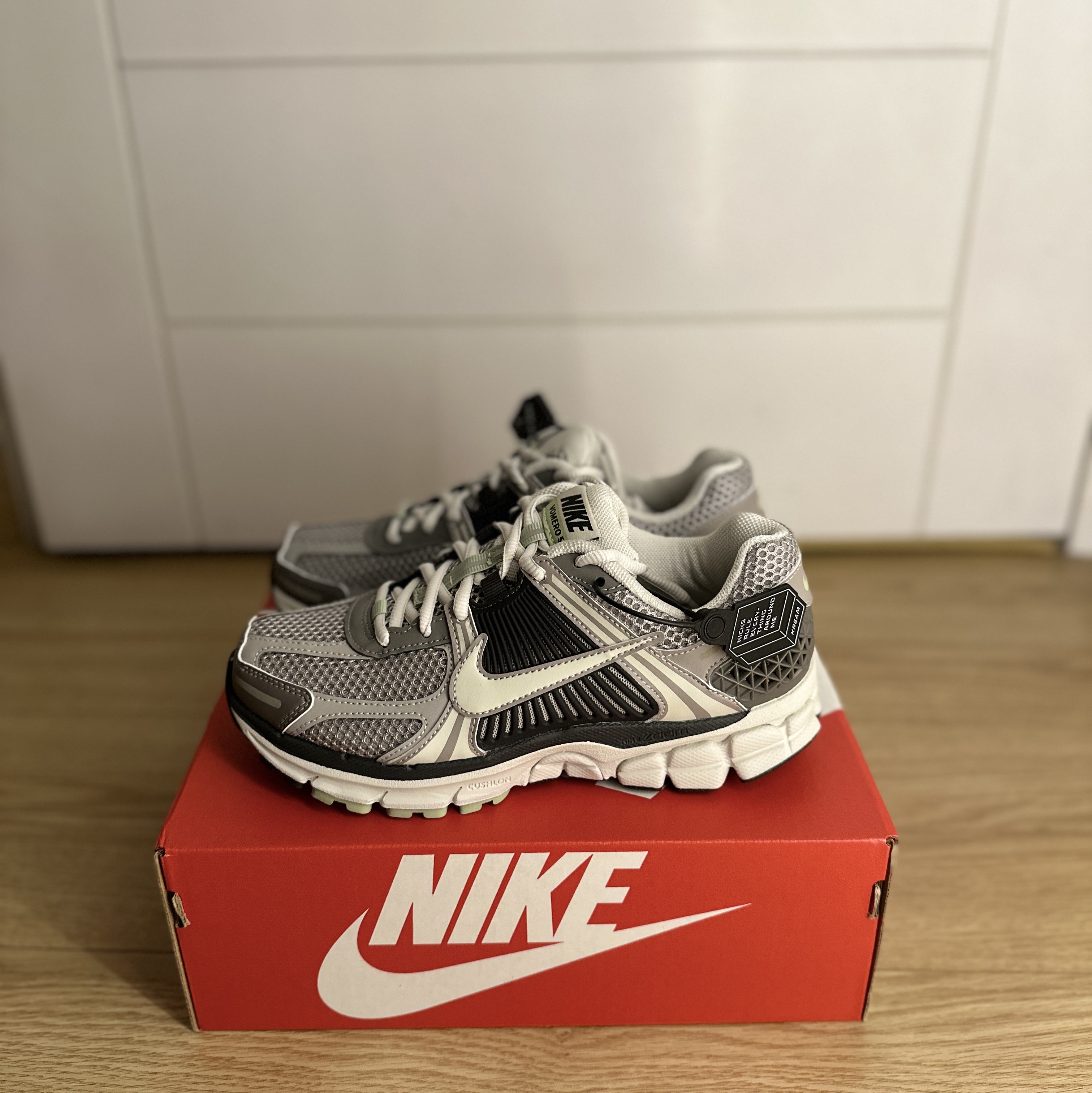 (W) Nike Zoom Vomero 5 Cobblestone and Flat Pewter 착용 스타일