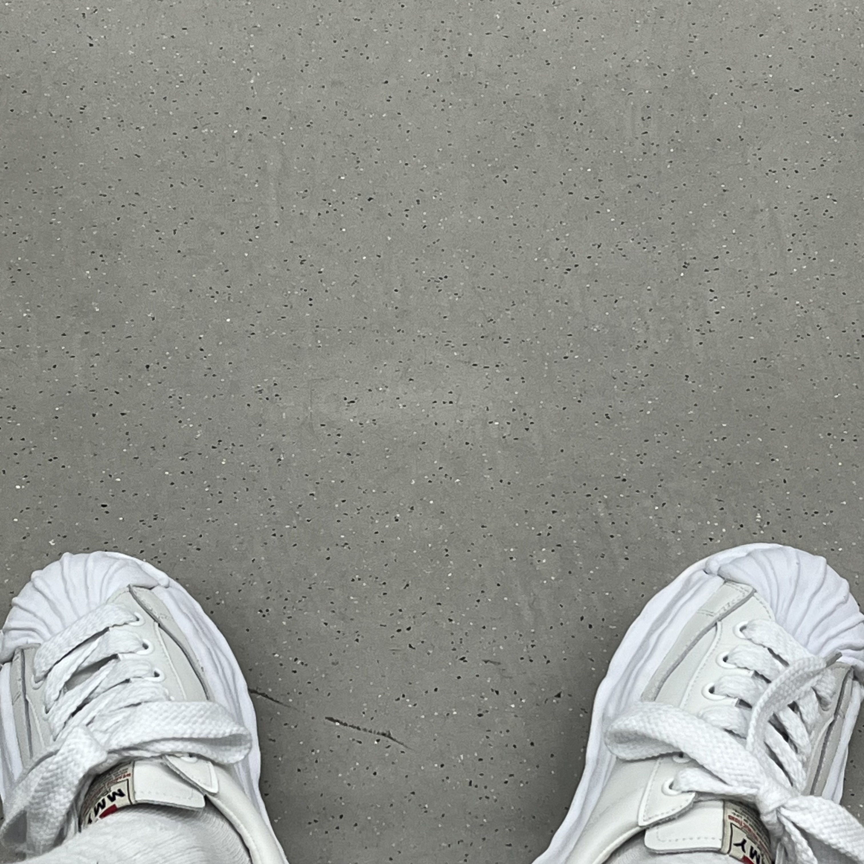 Maison Mihara Yasuhiro Blakey OG Sole Leather Low-top Sneakers White 착용 스타일