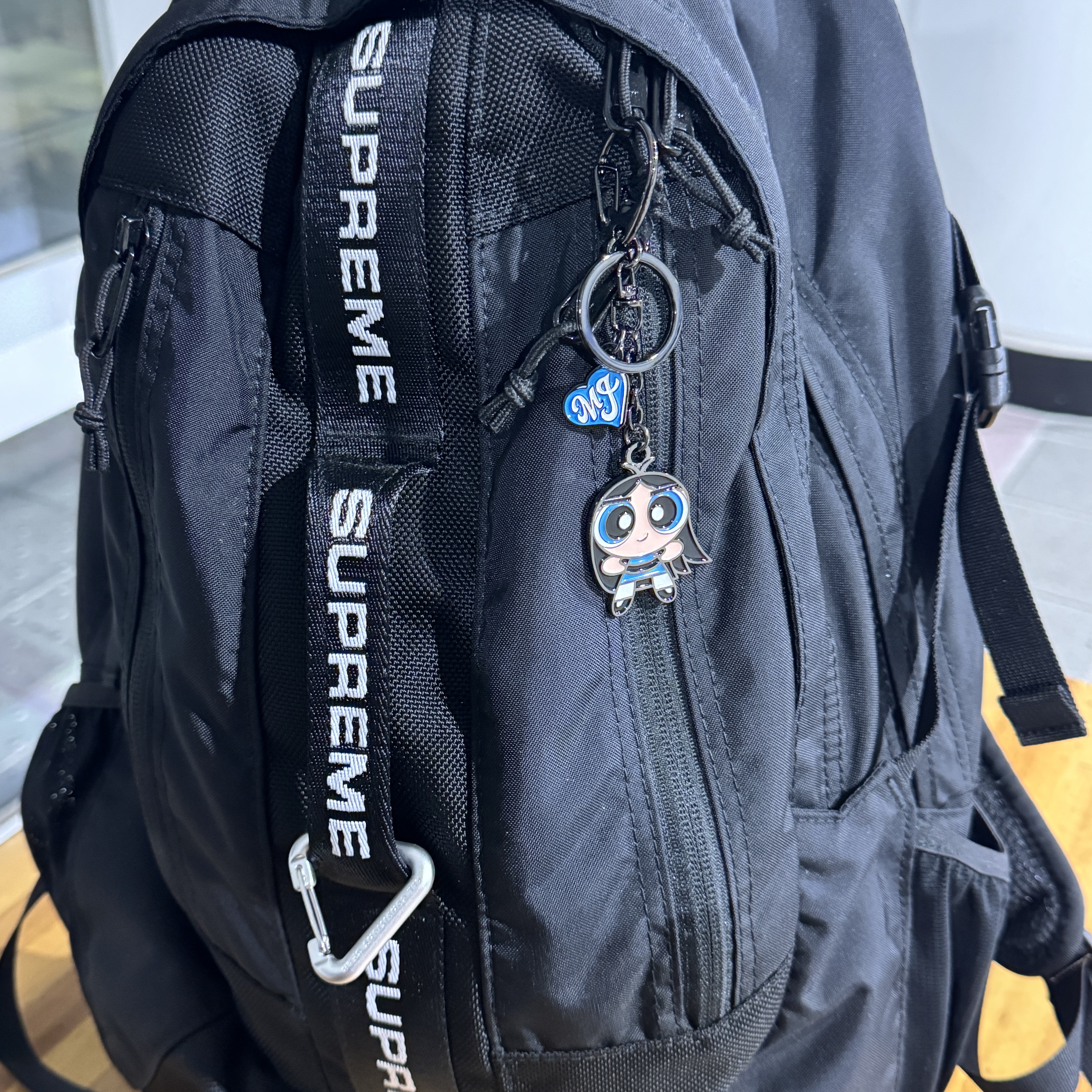 Supreme Backpack Black - 22FW, NewJeans x The Powerpuff Girls Metal Keyring Minji 착용 스타일