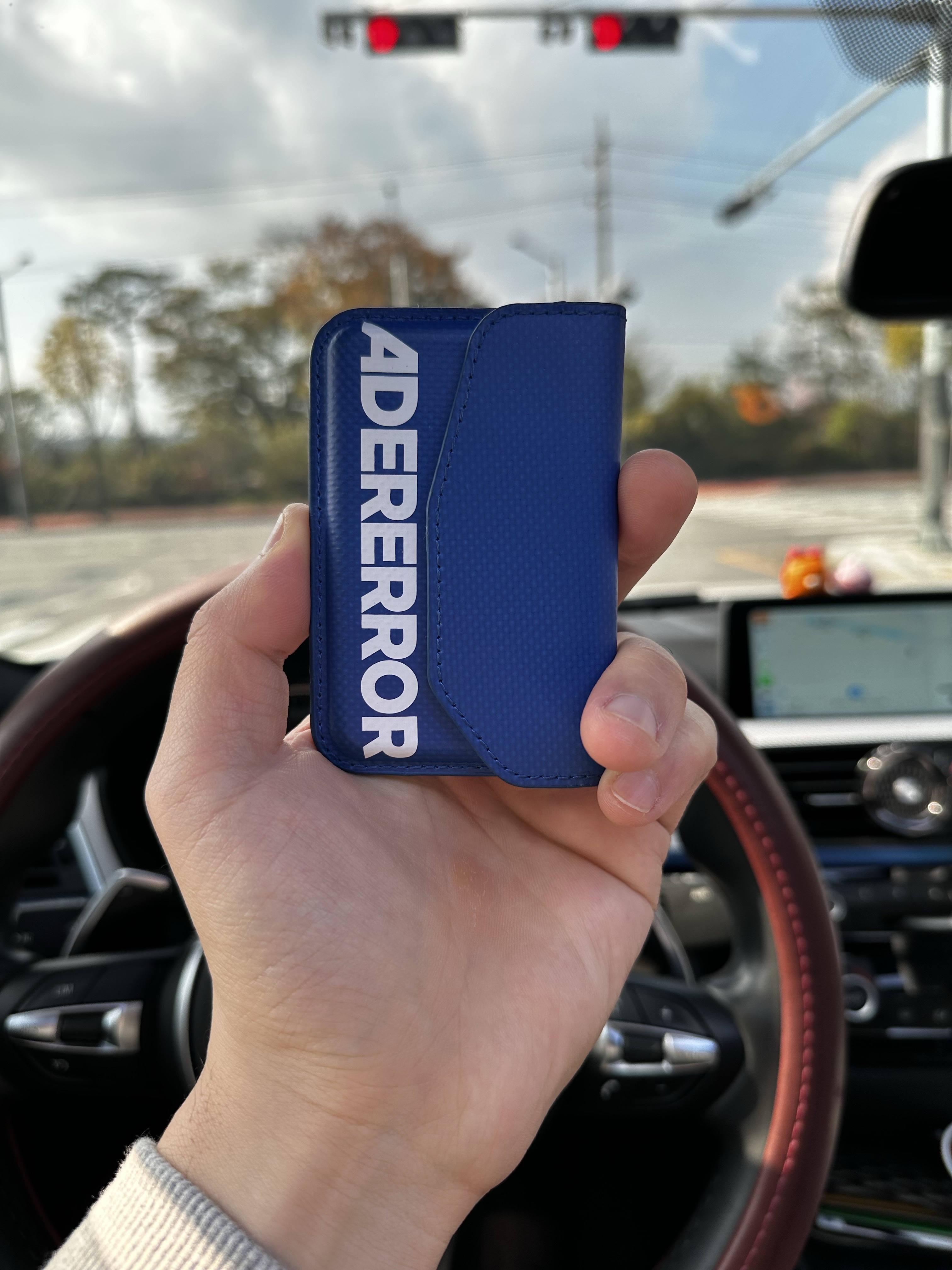 Ader Error Standic Magsafe Wallet Z-Blue 착용 스타일 - 1