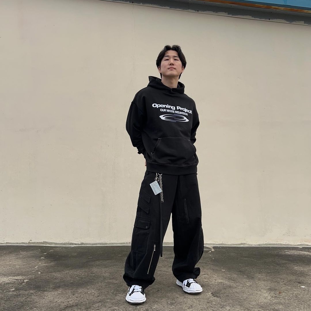 Opening Project Identity Hoodie Black 착용 스타일 - 2
