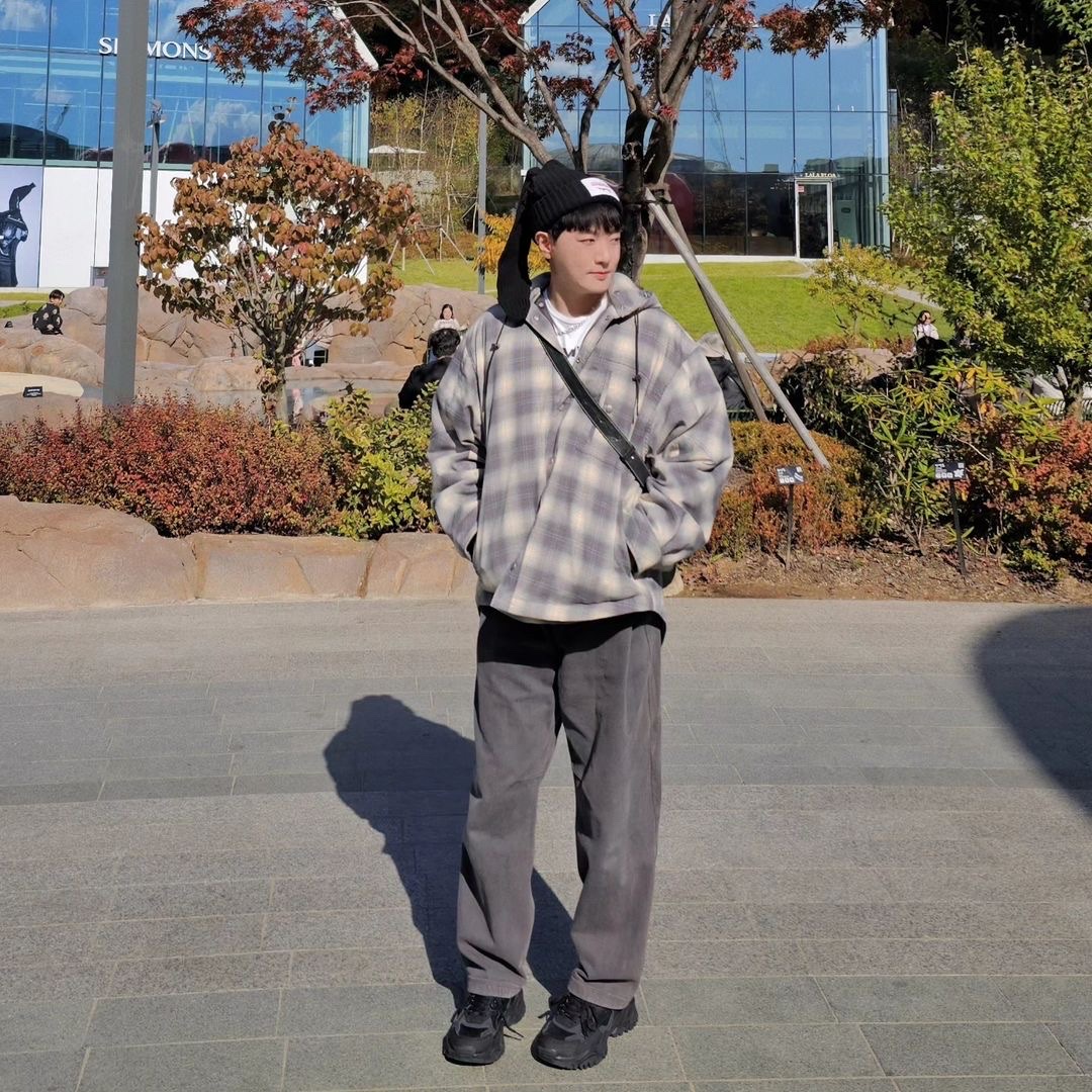[KREAM 단독] Haleine 2Way Hooded Shirts Down Jacket Grey Check, Haleine 2Way Hooded Shirts Down Jacket Black 착용 스타일 - 1