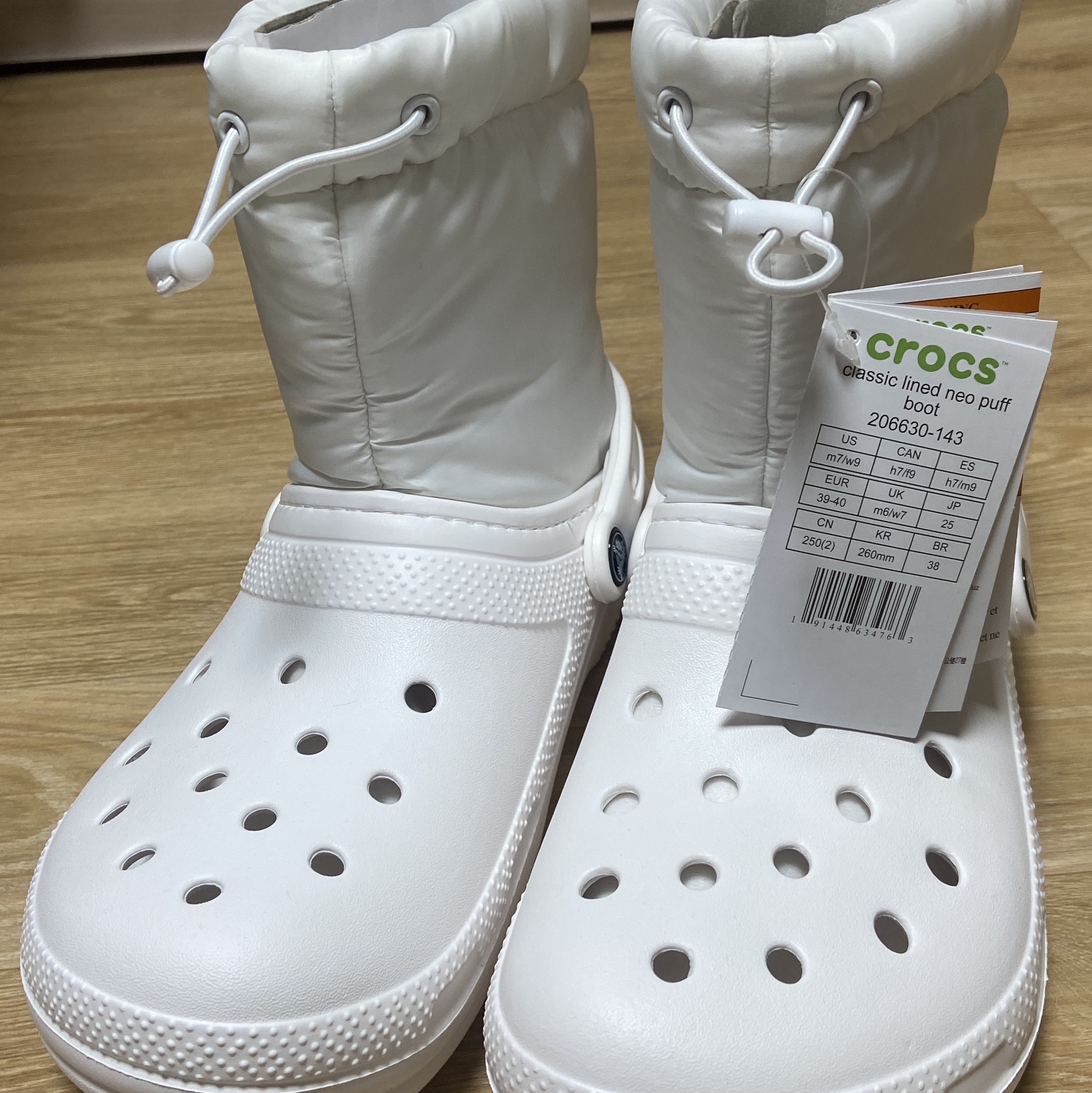 Crocs Classic Lined Neo Puff Boot White 착용 스타일 - 1