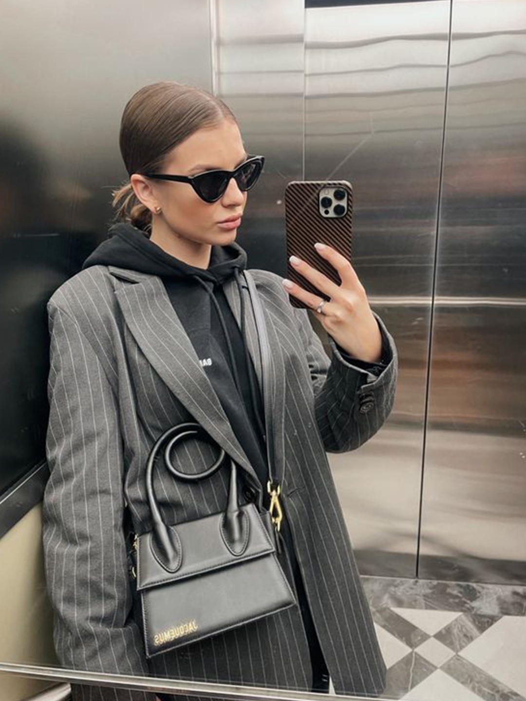 Jacquemus Le Chiquito Noeud Coiled Leather Handbag Black, Jacquemus Le Bambino Long Flap Bag Black 착용 스타일 - 2