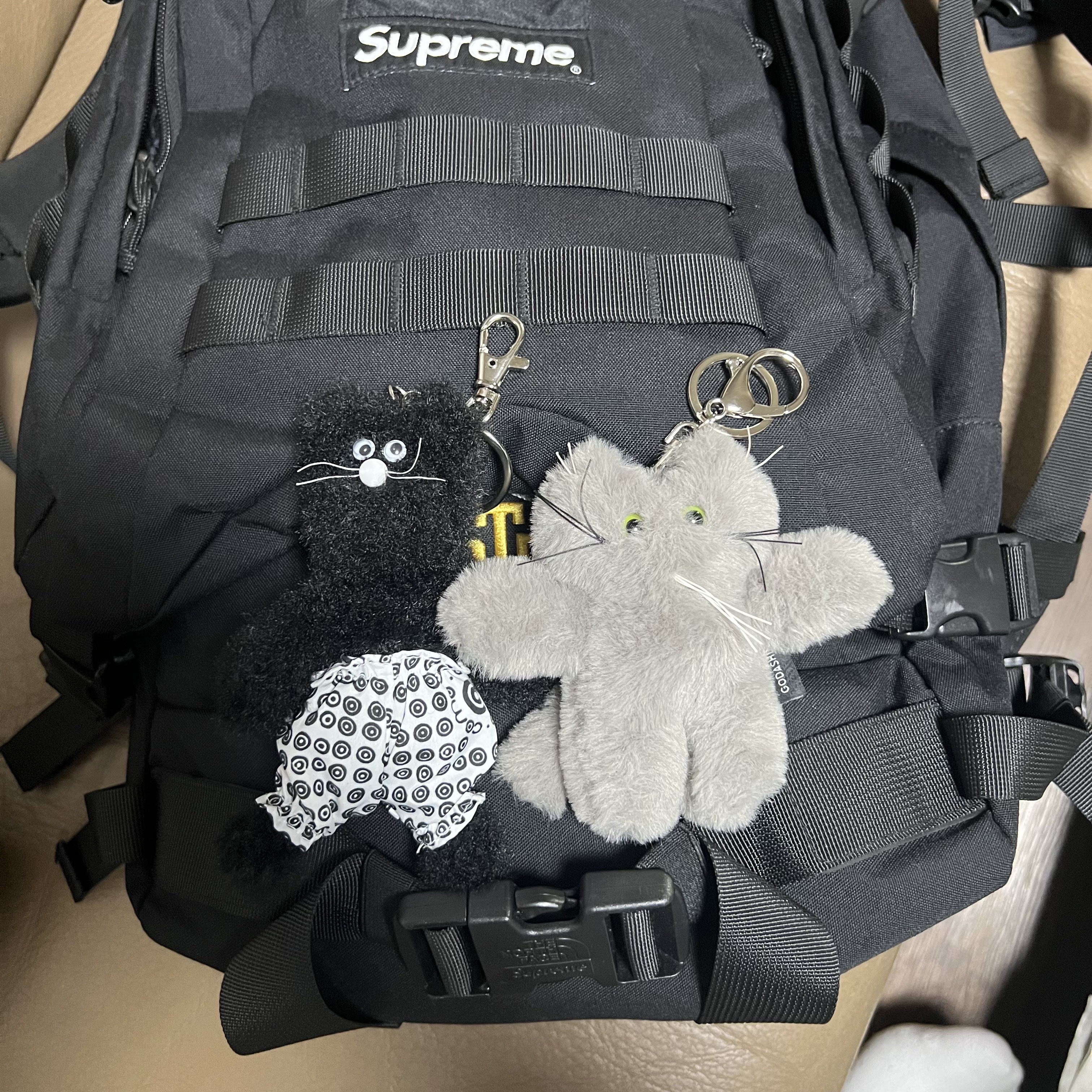 Monamhee x 10 Corso Como Bianco Keyring Black, Godashin Cats Keyring Grey 착용 스타일 - 1