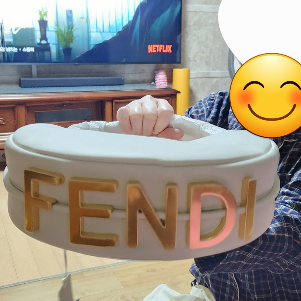 Fendi Fendigraphy Small Bag Leather White 착용 스타일 - 1