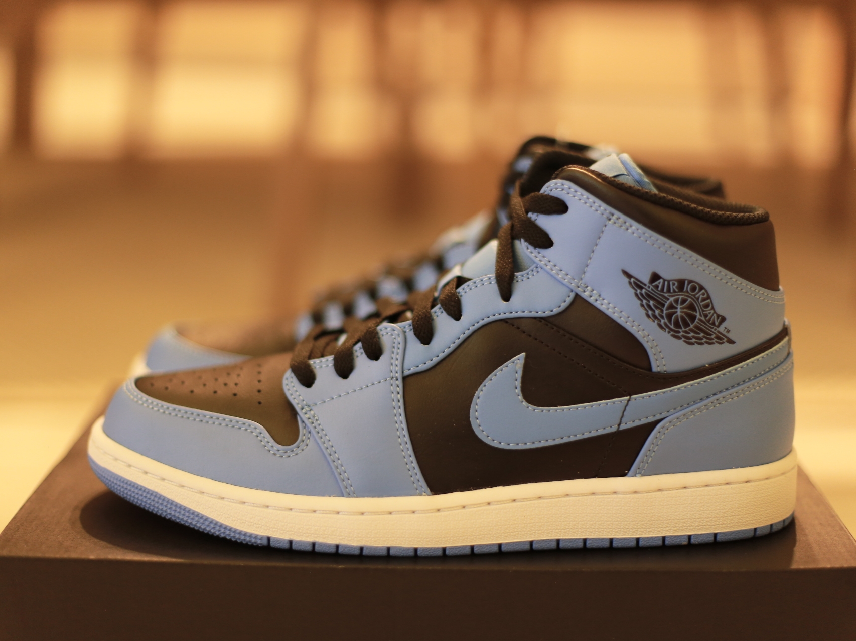 Jordan 1 Mid University Blue Black 착용 스타일 - 1