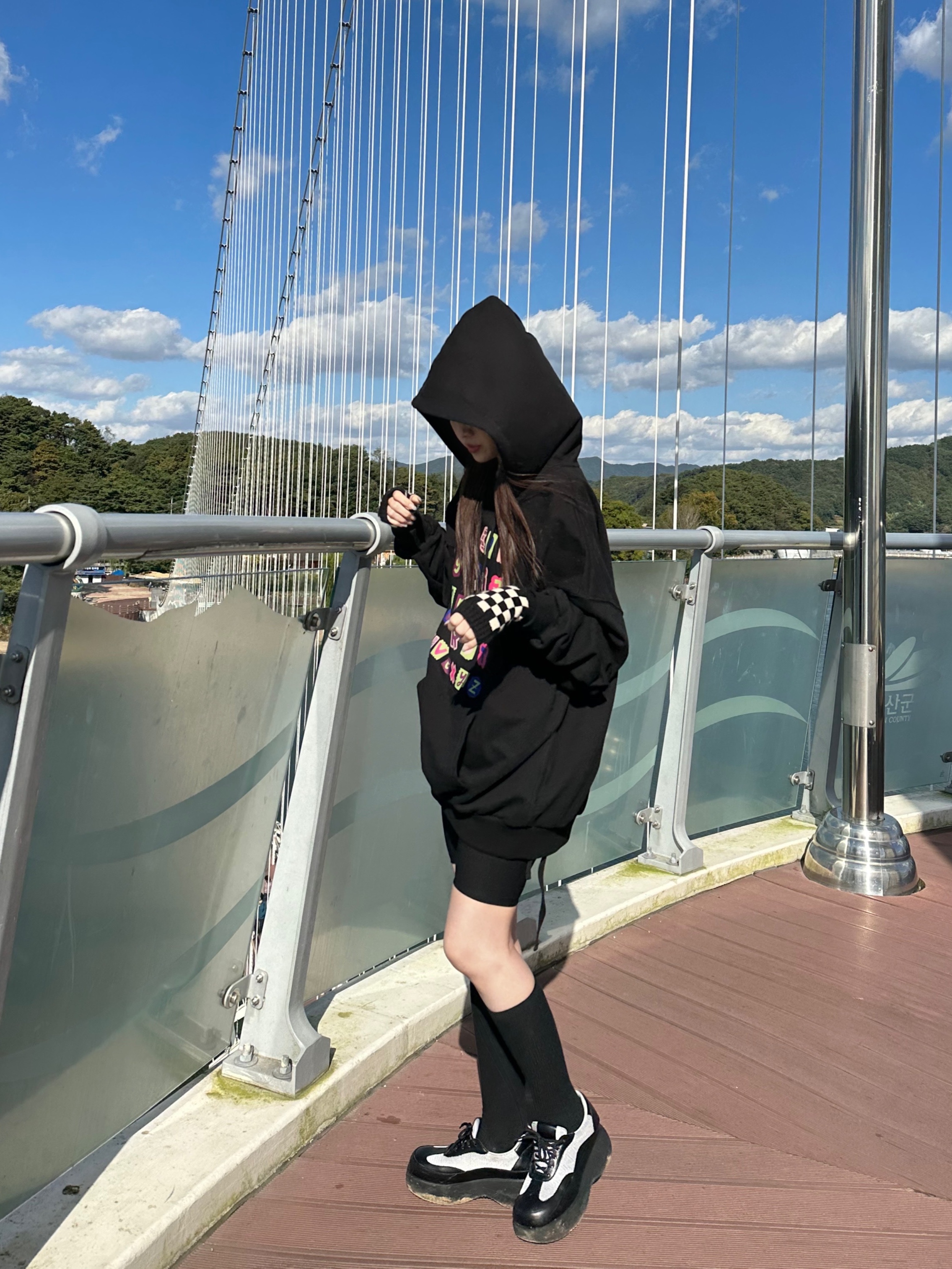 COS Quilted Oversized Shoulder Bag Black 착용 스타일 - 3