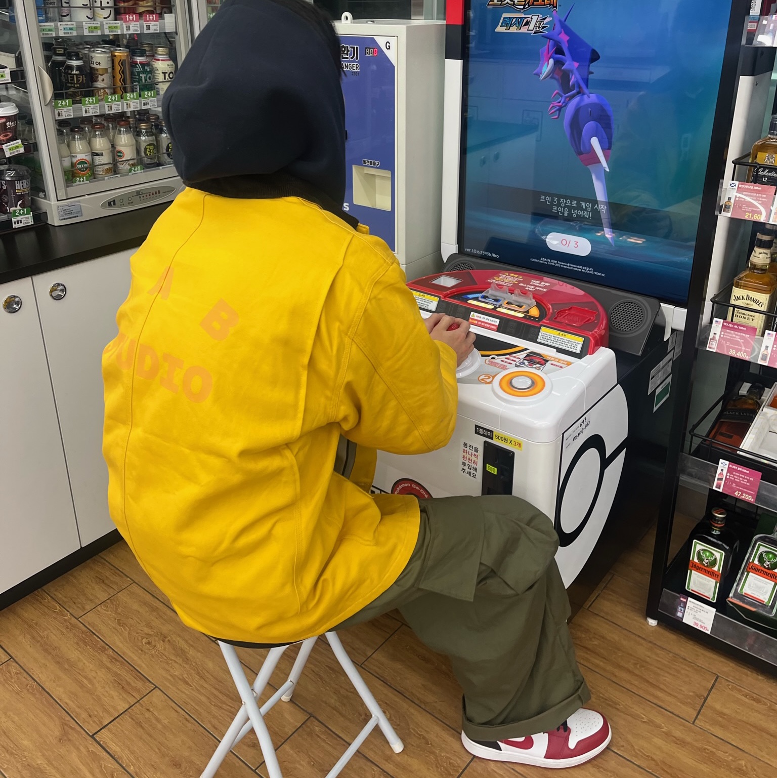 Carhartt WIP x IAB Studio OG Chore Coat Yellow, Jordan 1 Low White Gym Red Black 착용 스타일