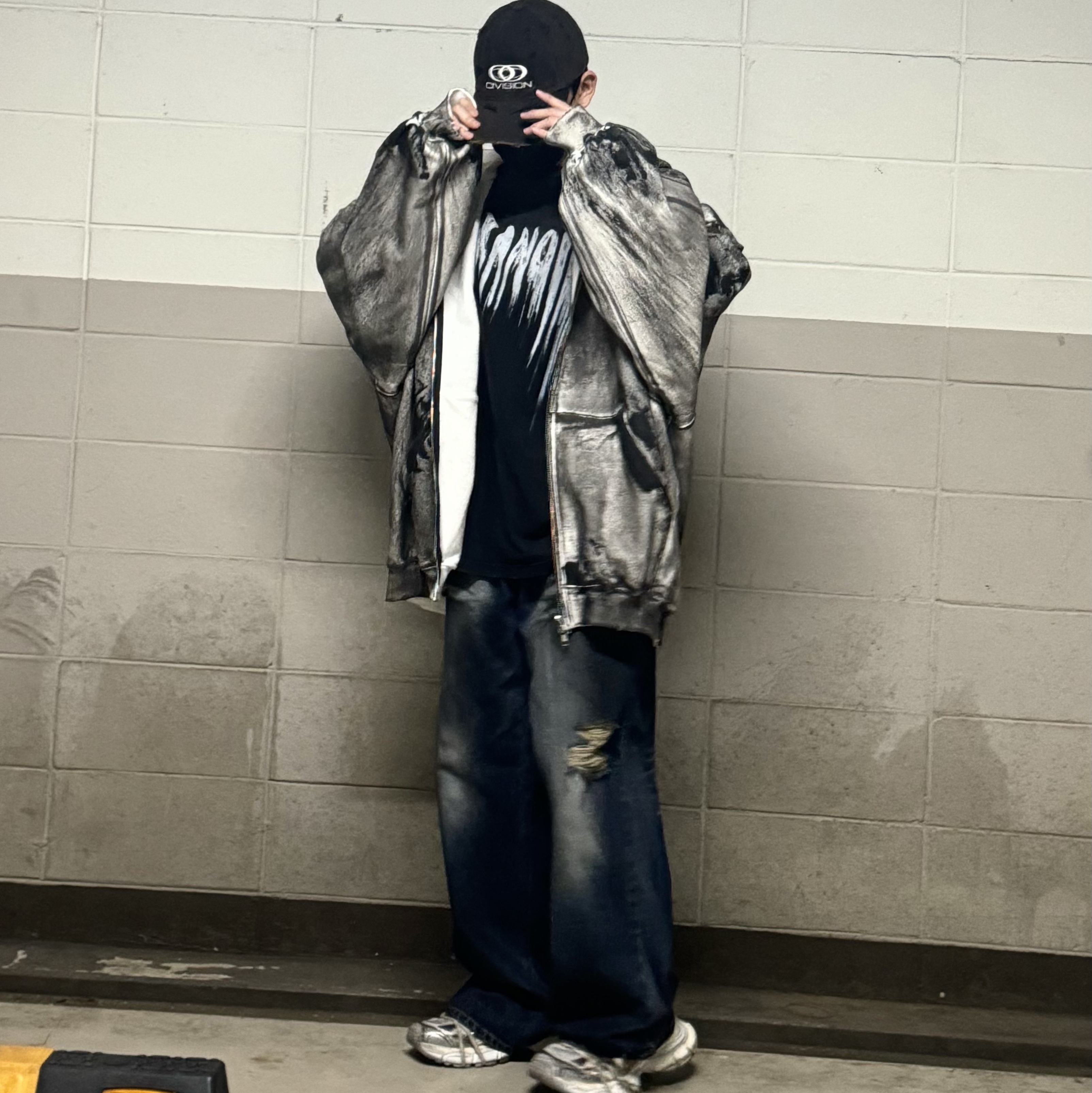 Balenciaga 3XL Sneakers Beige, Ourpas 074 Dirty Zip Hoodie 착용 스타일 - 4
