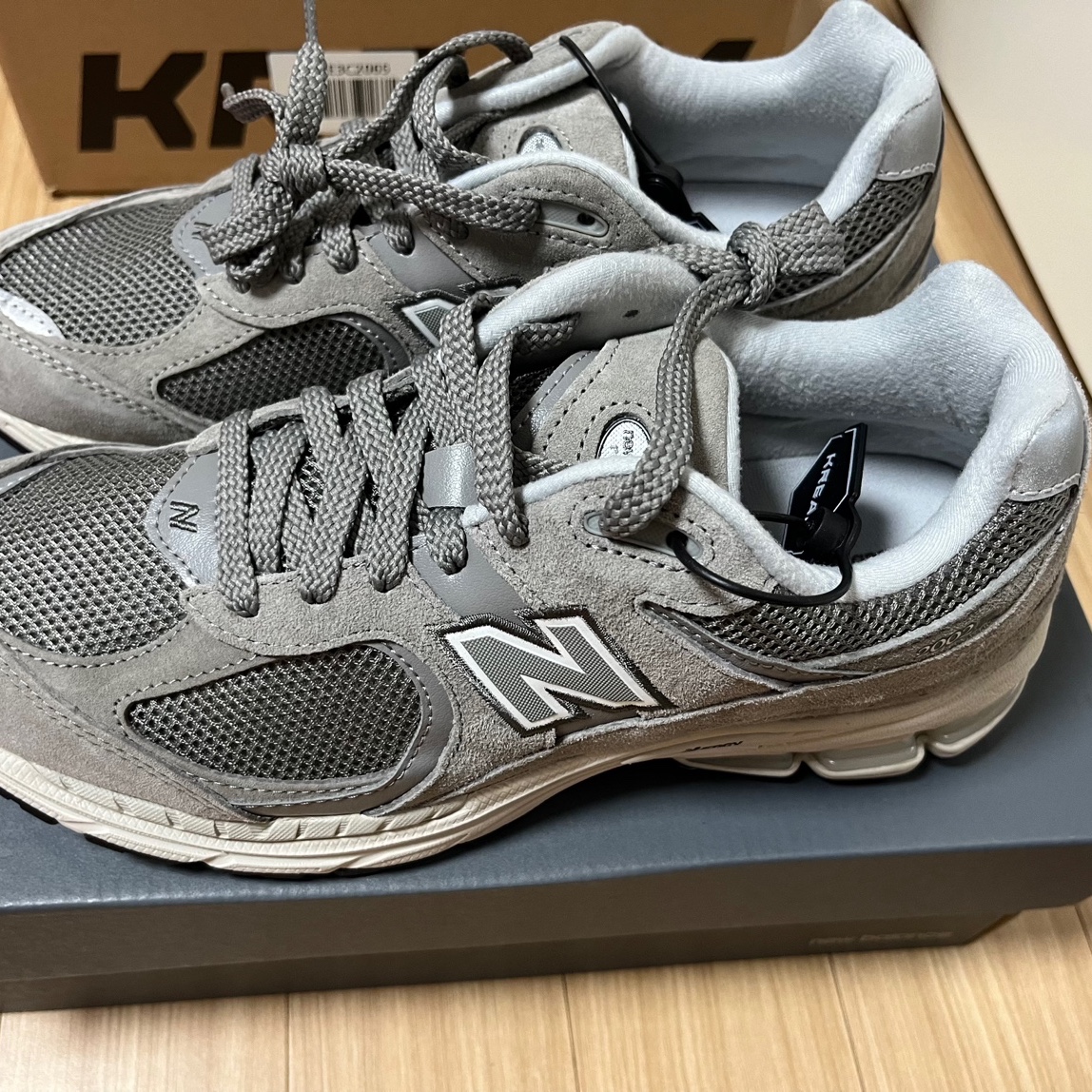 New Balance 2002R Grey 착용 스타일