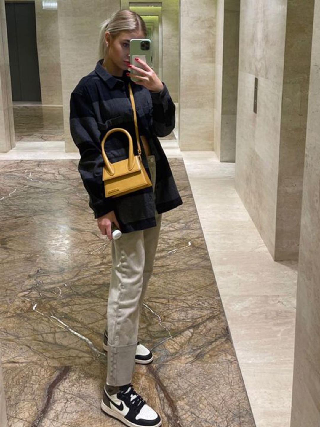 Jacquemus Le Chiquito Noeud Coiled Leather Handbag Black, Jacquemus Le Bambino Long Flap Bag Black 착용 스타일 - 5