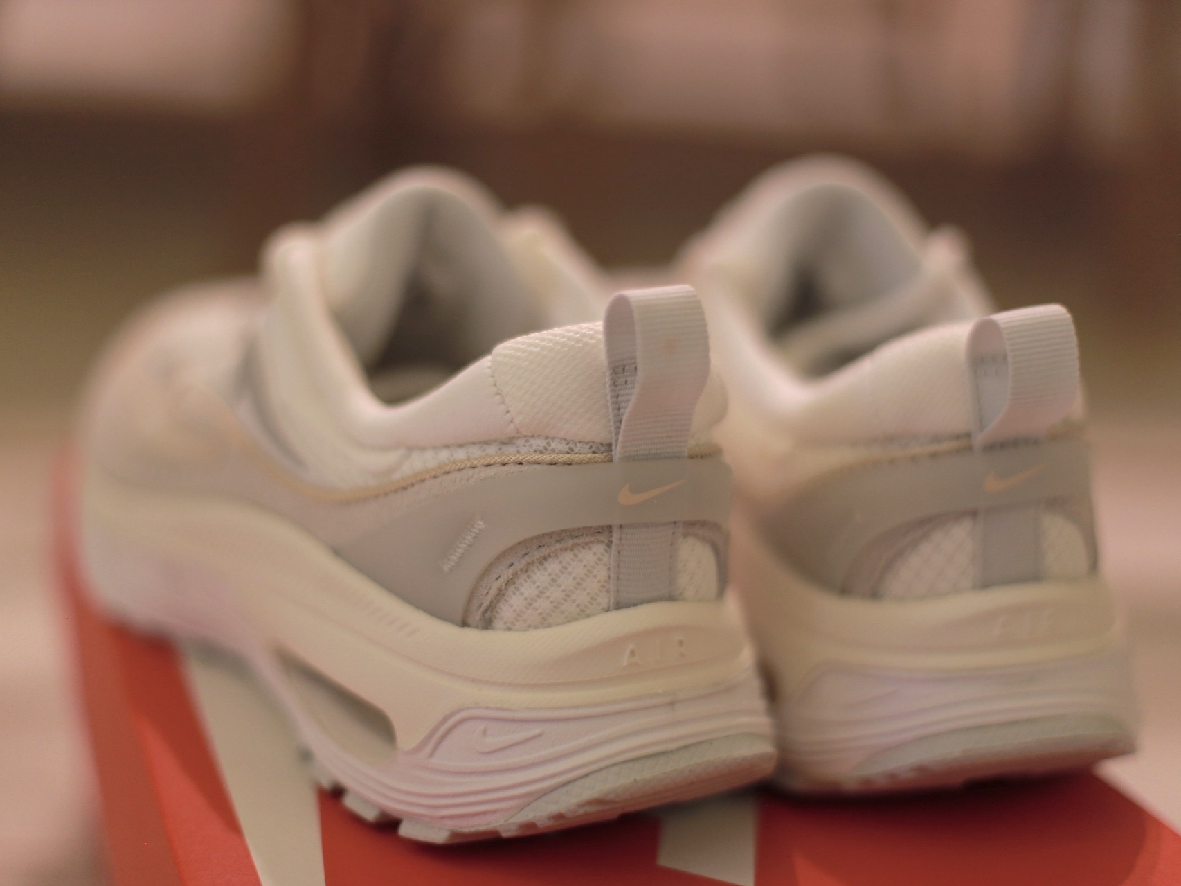 (W) Nike Air Max Bliss Phantom Summit White 착용 스타일 - 3