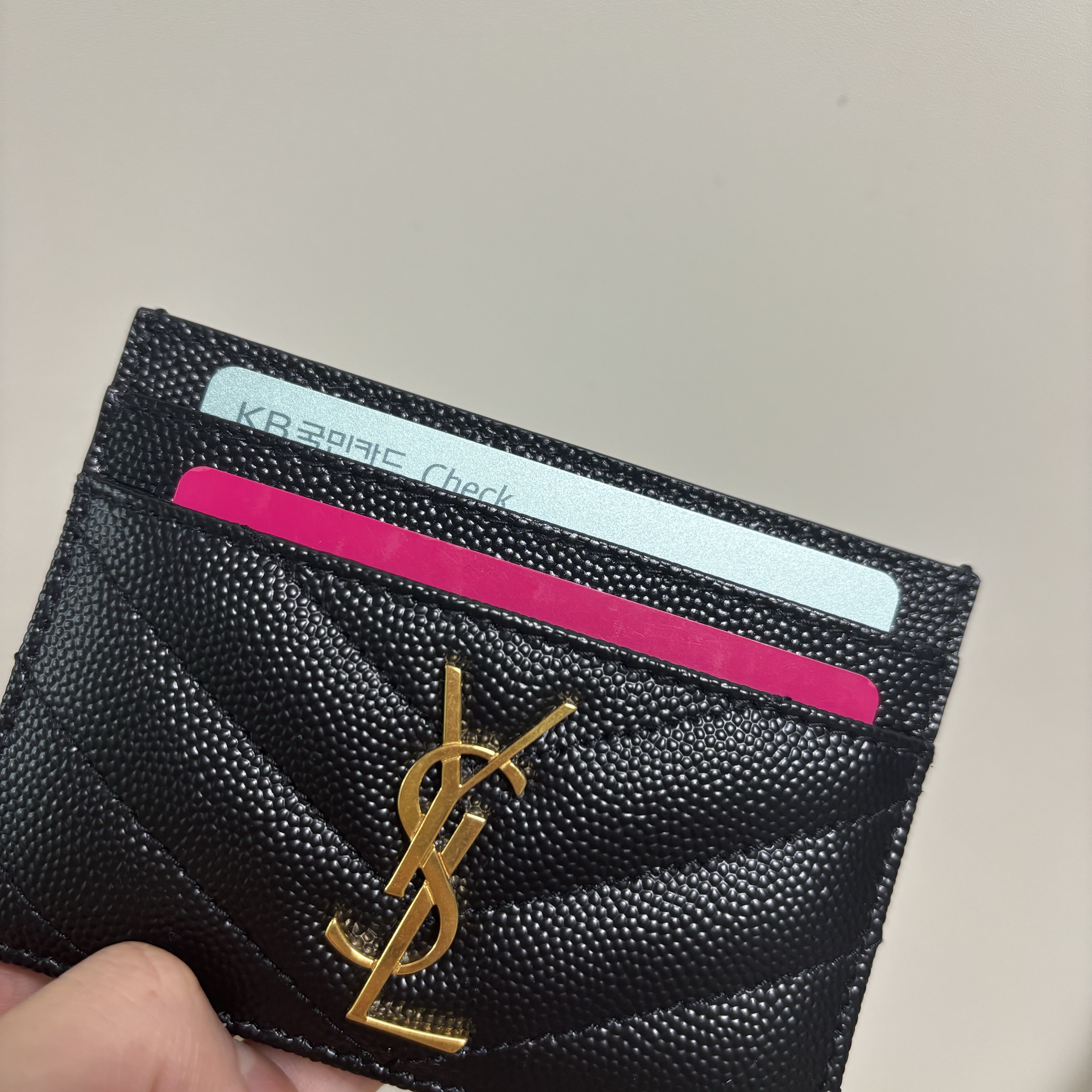 Saint Laurent Cassandre Matelasse Card Case in Grain De Poudre Embossed Leather Black 착용 스타일