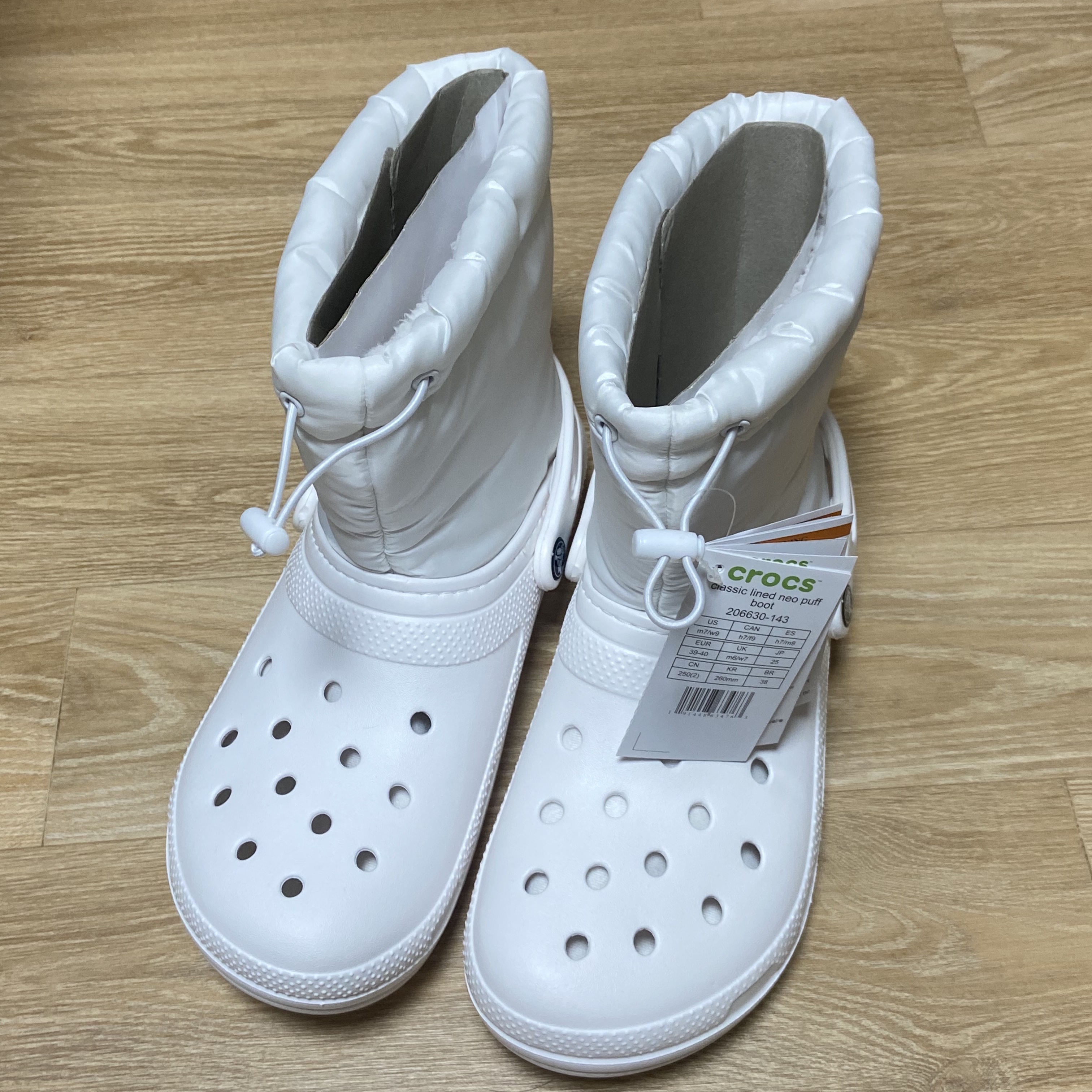 Crocs Classic Lined Neo Puff Boot White 착용 스타일 - 2