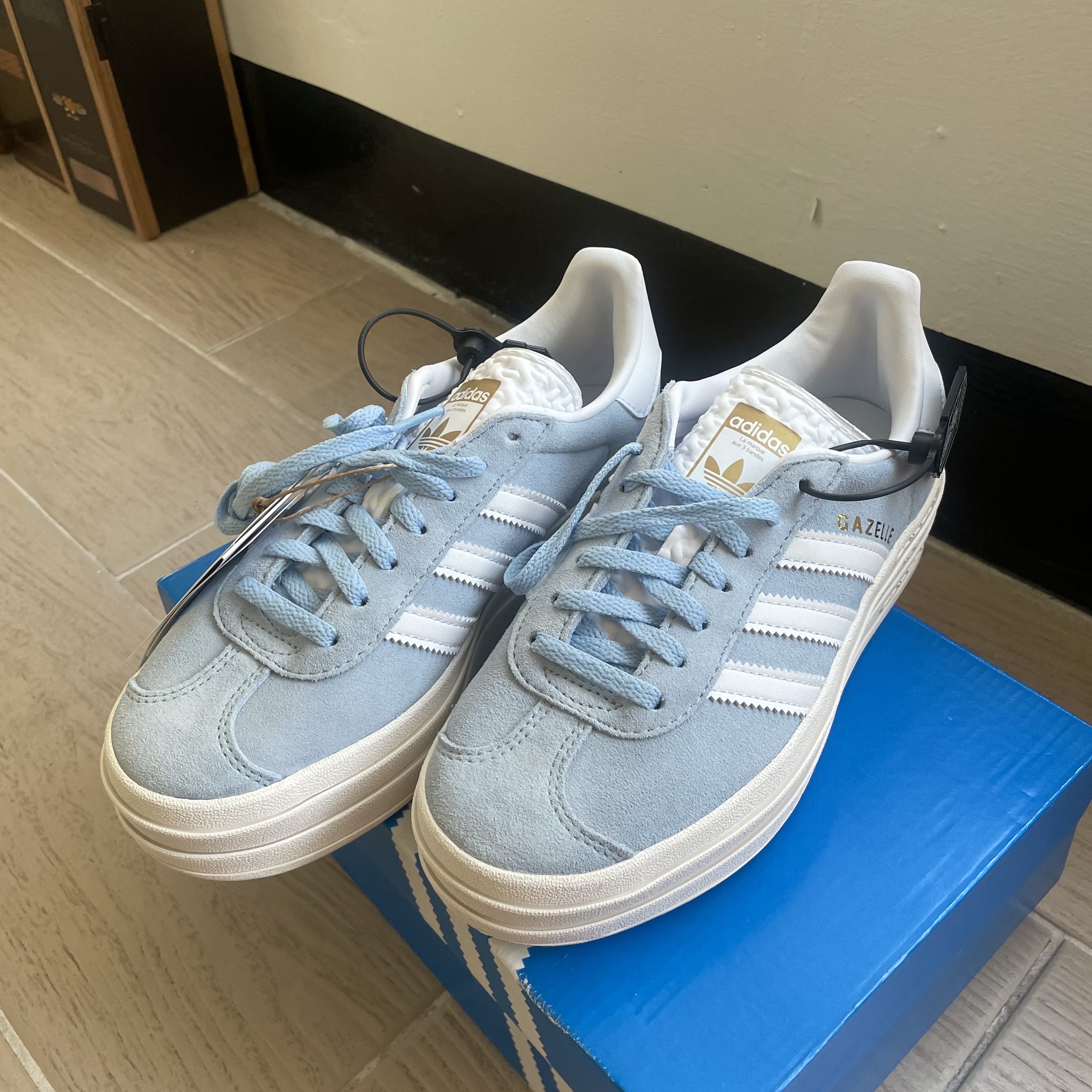 (W) Adidas Gazelle Bold Clear Sky White 착용 스타일