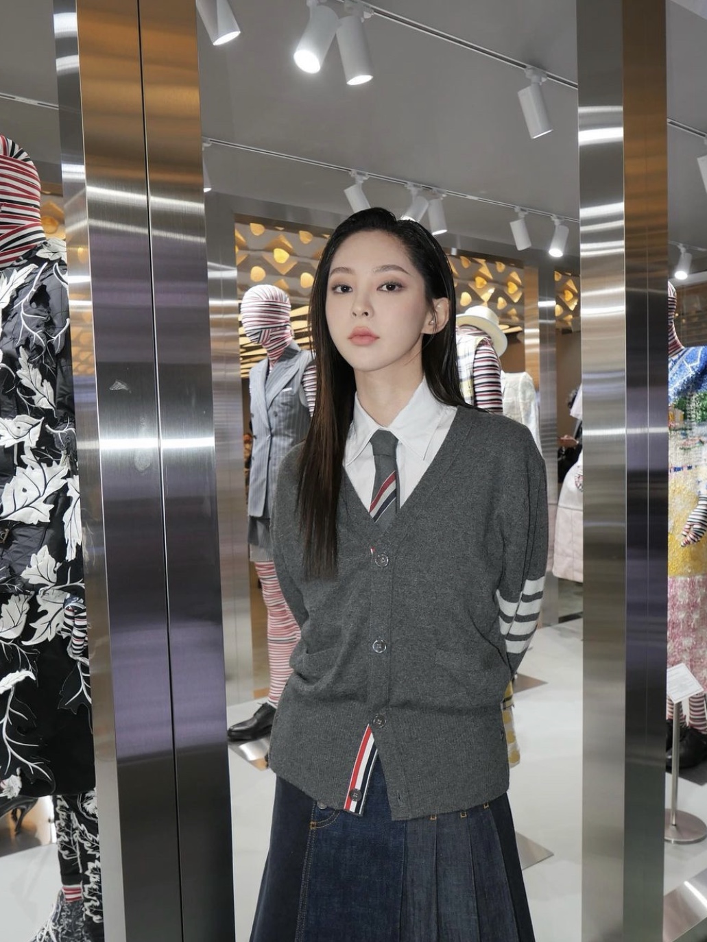 Thom Browne Cashmere 4-Bar Short V-Neck Cardigan Medium Grey, Thom Browne Grosgrain Stripe Tie Dark Grey 착용 스타일