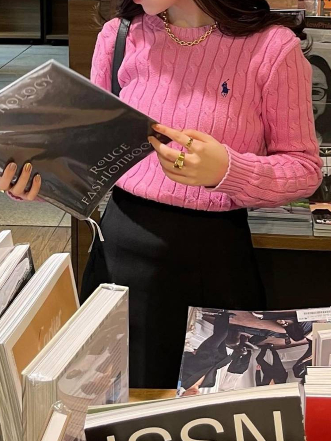 The Museum Visitor Flower Jacquard Summer Knit Pink, (W) Celine Crew Neck Sweater in Cable Knit Cashmere and Silk Pink 착용 스타일 - 5