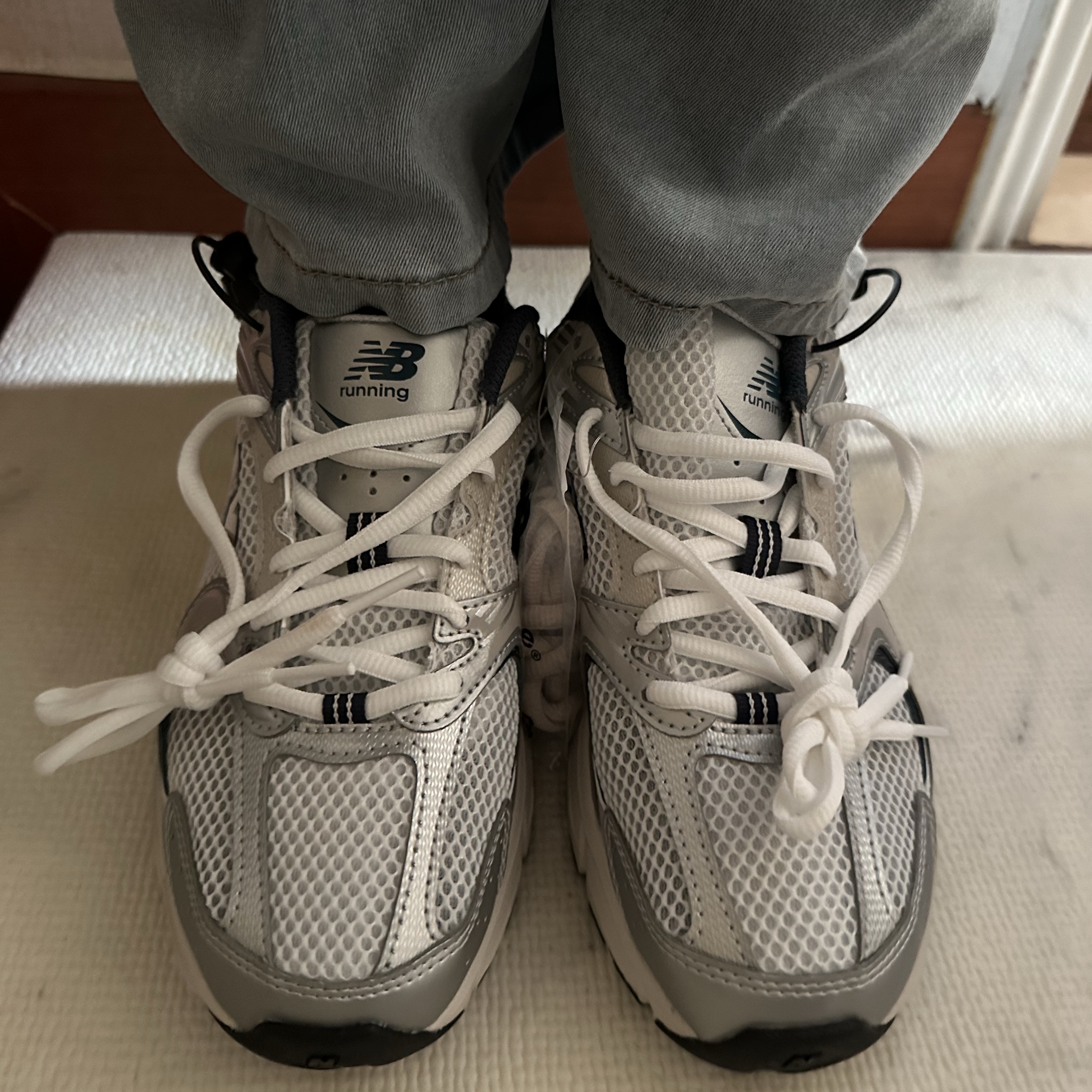 New Balance 530 Steel Grey 착용 스타일 - 1