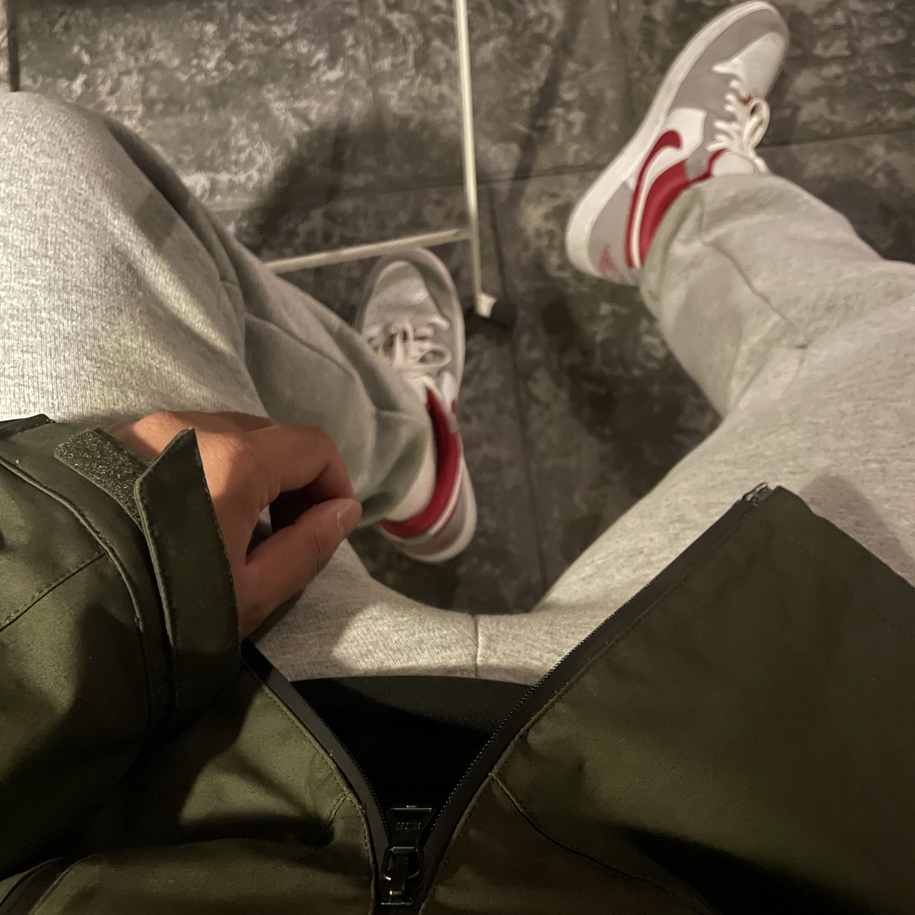A.P.C. Charlie Baseball Cap Indigo, Jordan 1 Low SE Light Smoke Grey Gym Red 착용 스타일 - 2