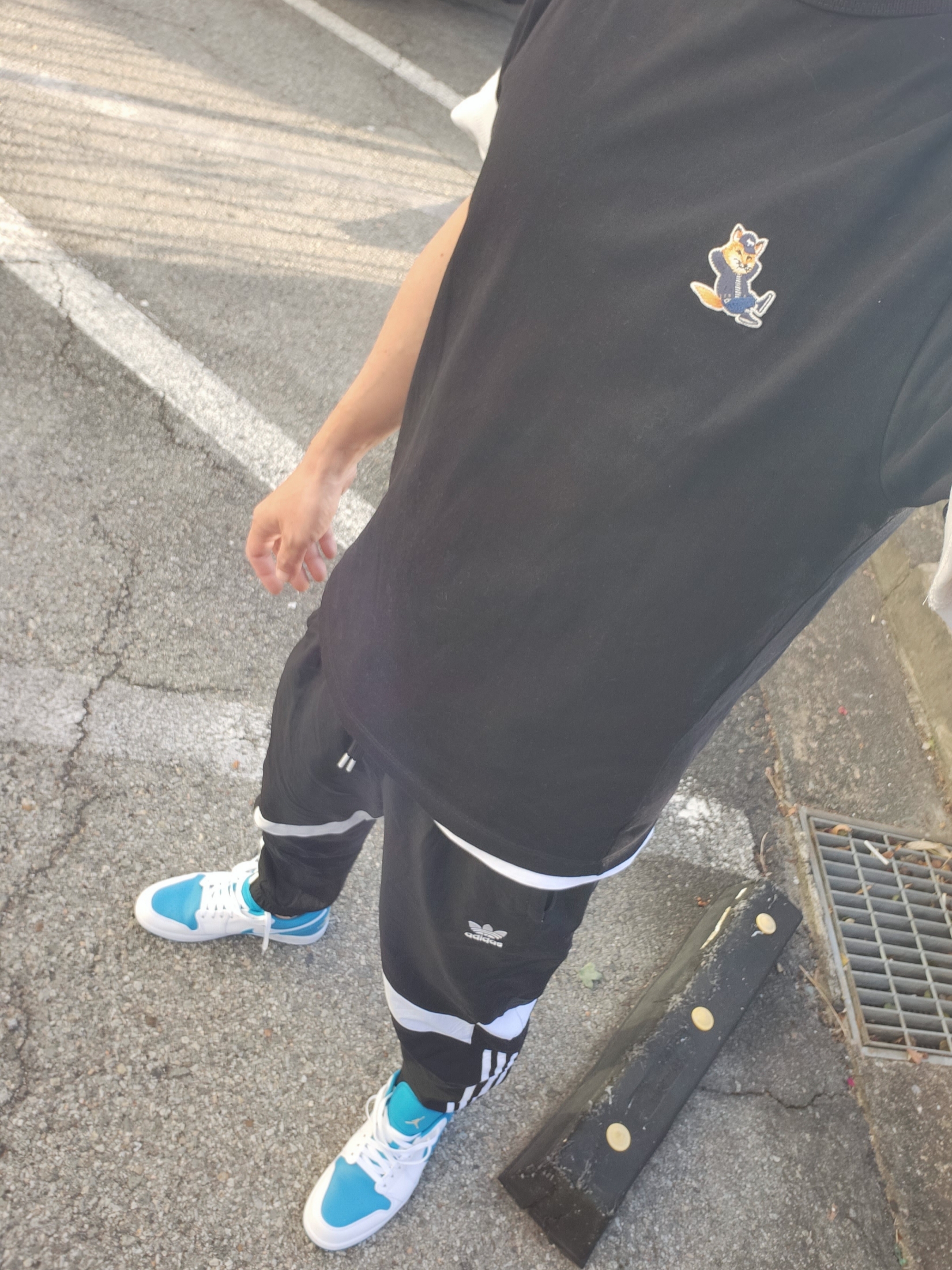 Maison Kitsune Dressed Fox Patch Classic T-Shirt Black, Jordan 1 Low White Aquatone 착용 스타일 - 2