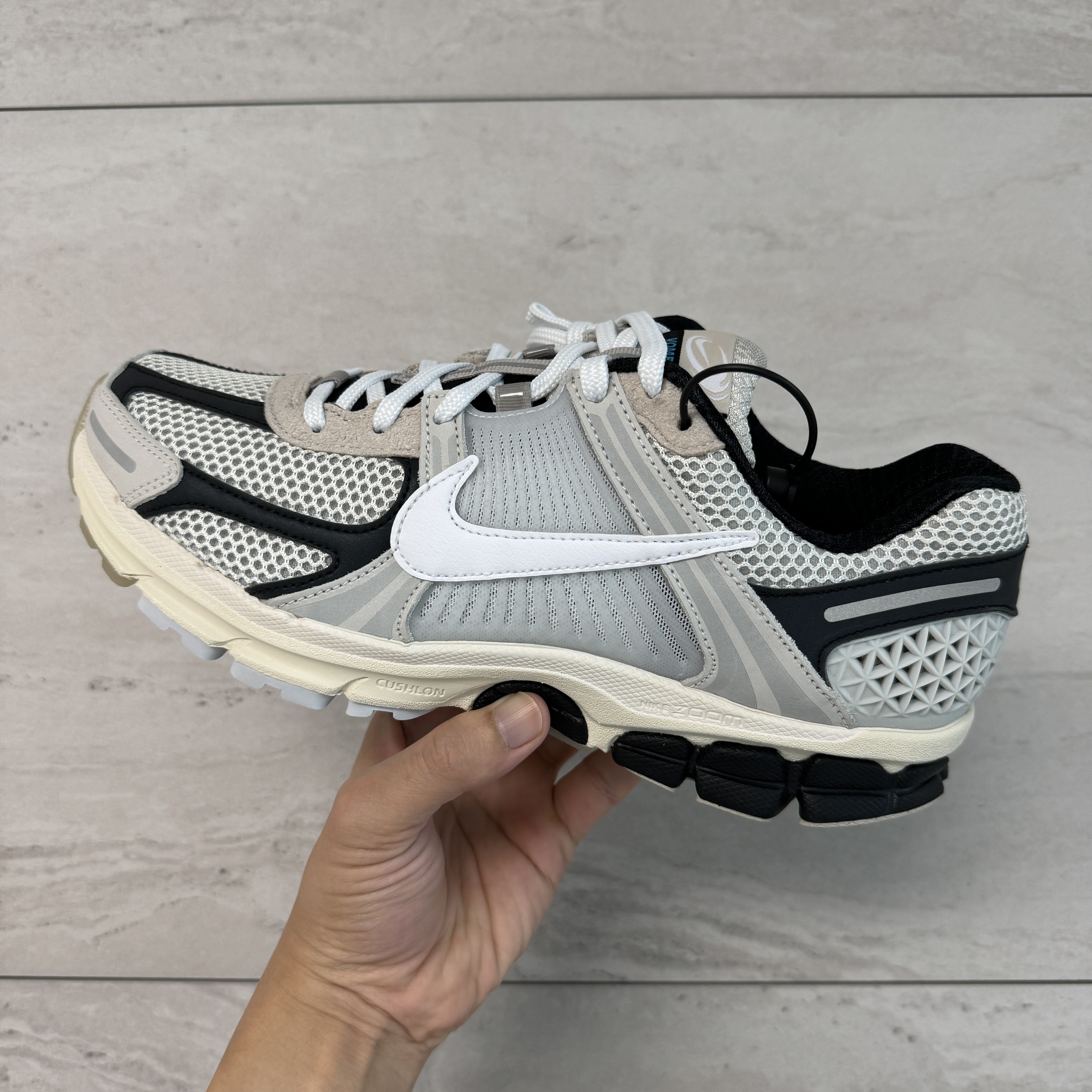 Nike Zoom Vomero 5 Light Bone and Black 착용 스타일 - 3
