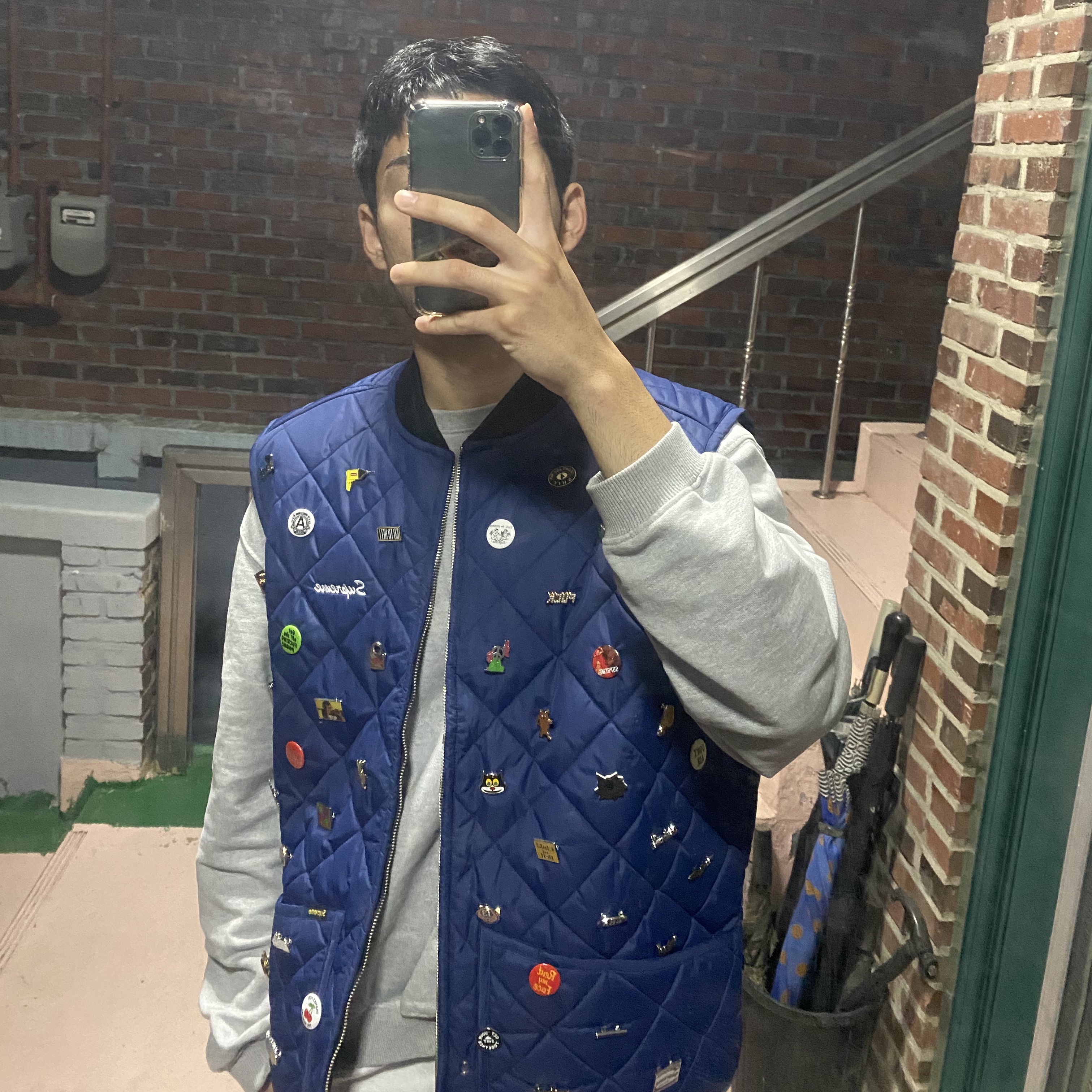 Supreme Pins Quilted Work Vest Navy - 23FW 착용 스타일