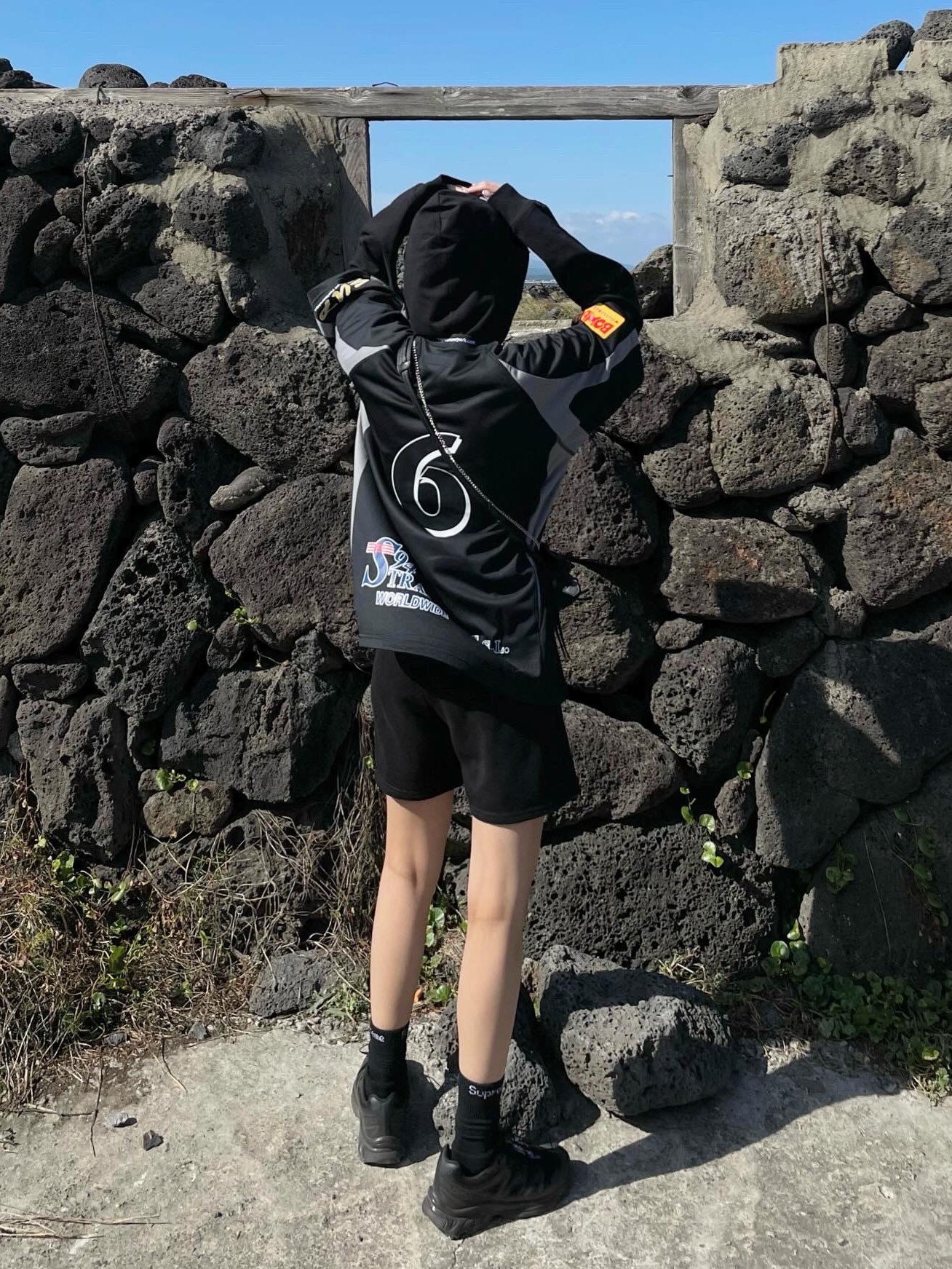 Supreme Hooded Soccer Jersey Black - 23FW, Supreme Hanes Crew Socks Black (4 Pack) 착용 스타일 - 1