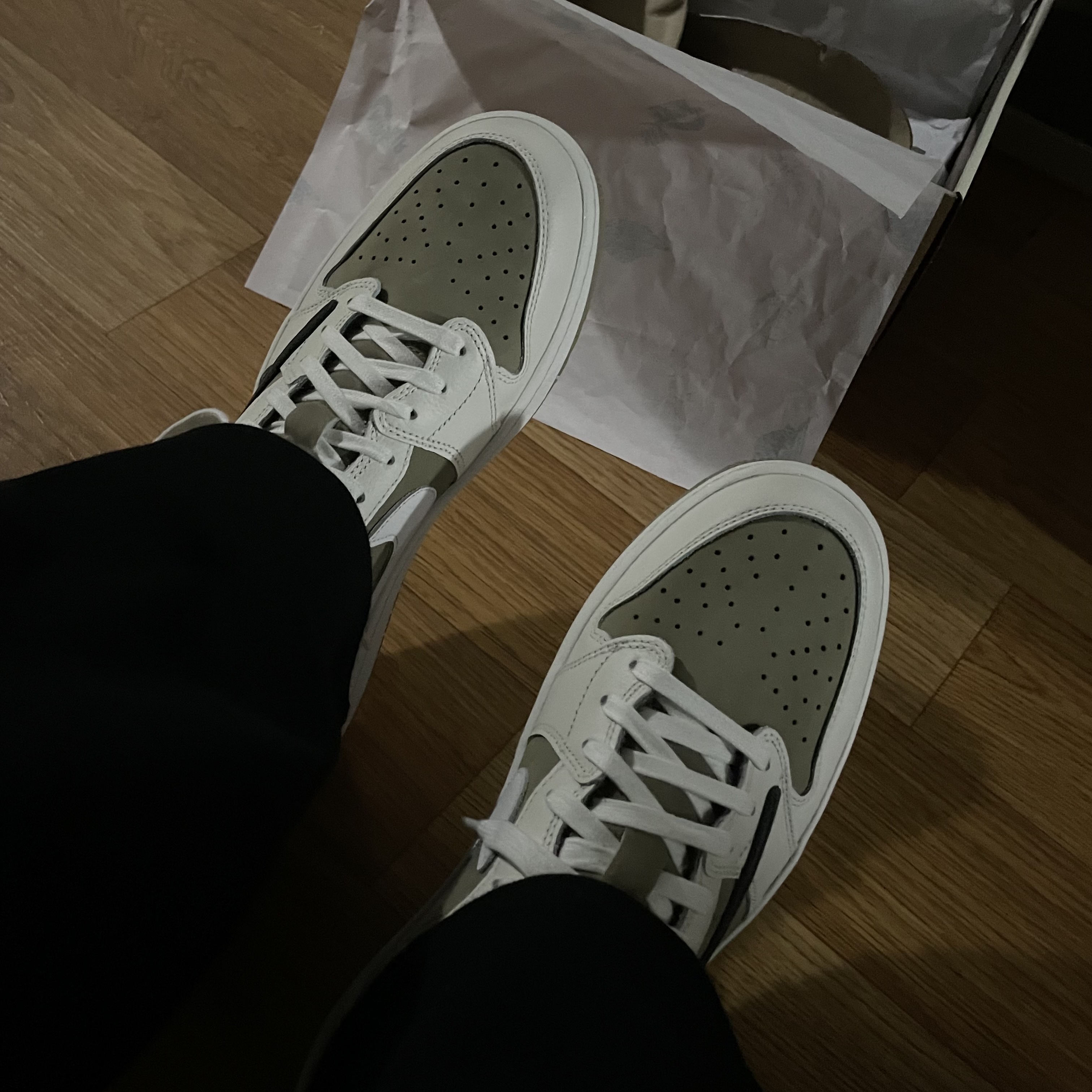 Jordan 1 x Travis Scott Retro Low Golf NRG Neutral Olive 착용 스타일