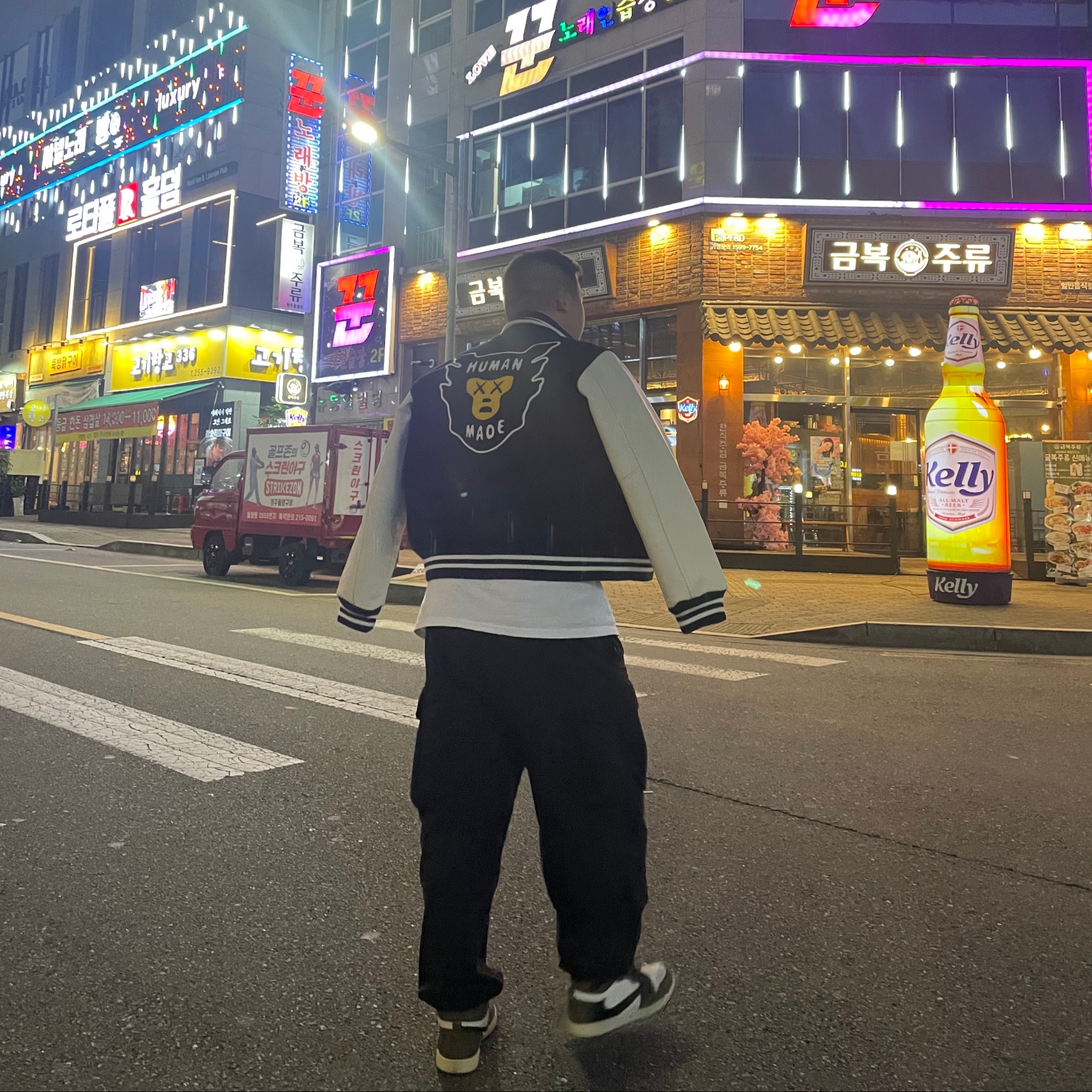 Human Made x Kaws Varsity Jacket Navy, Jordan 1 x Travis Scott Retro High OG SP Mocha 착용 스타일