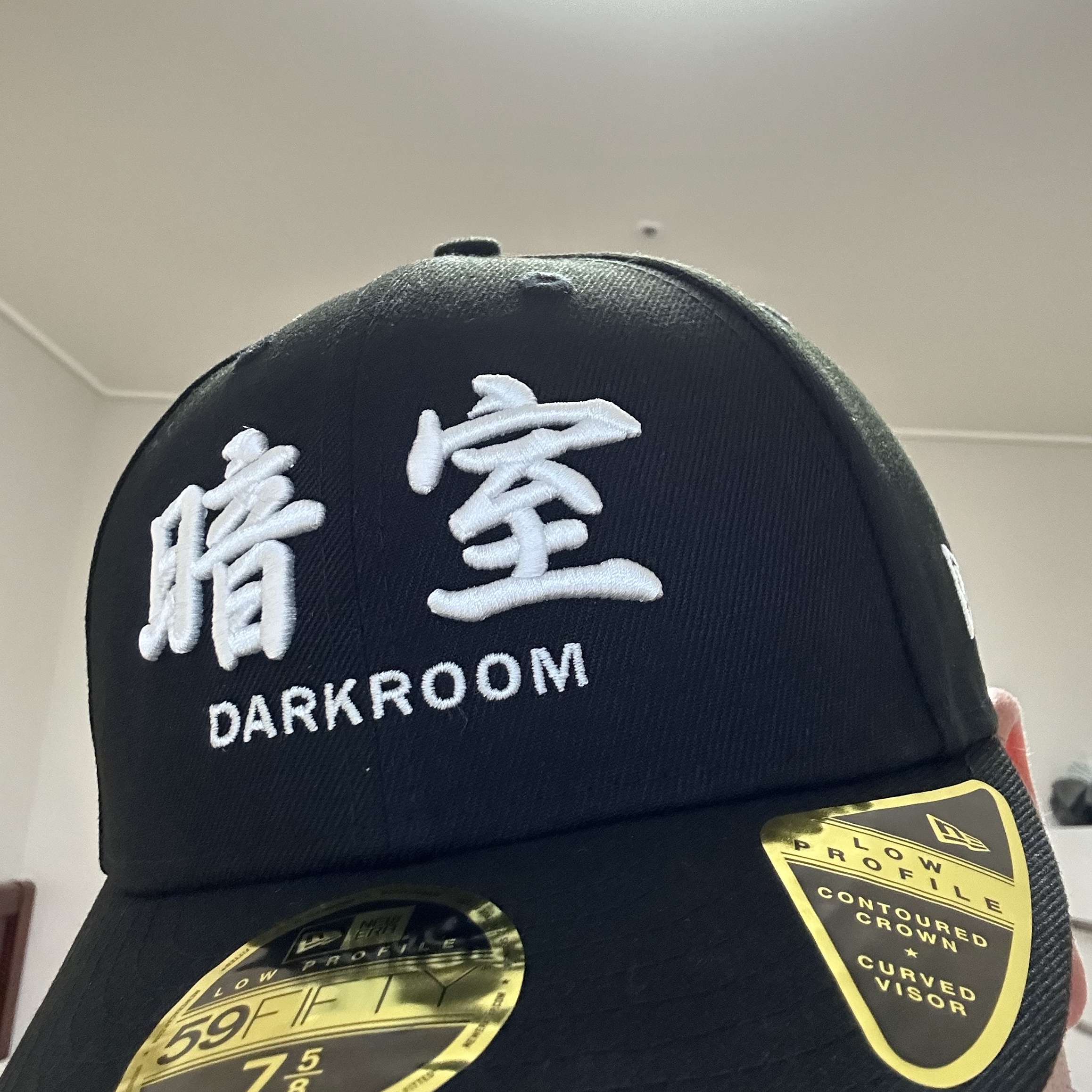 Darkr8m Studio x New Era Fitted Cap Black 착용 스타일
