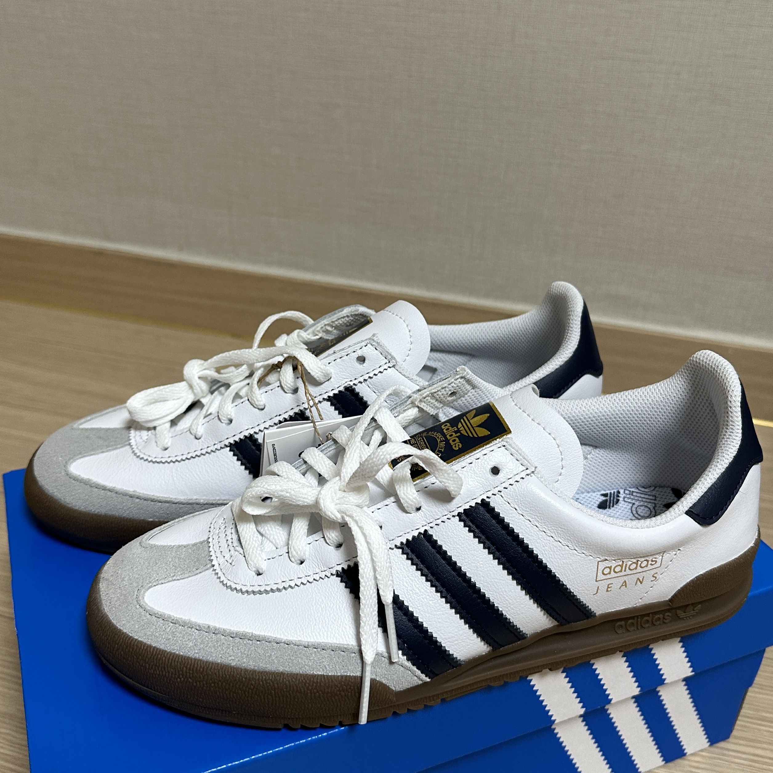 Adidas Jeans Cloud White Collegiate Navy Gum 착용 스타일
