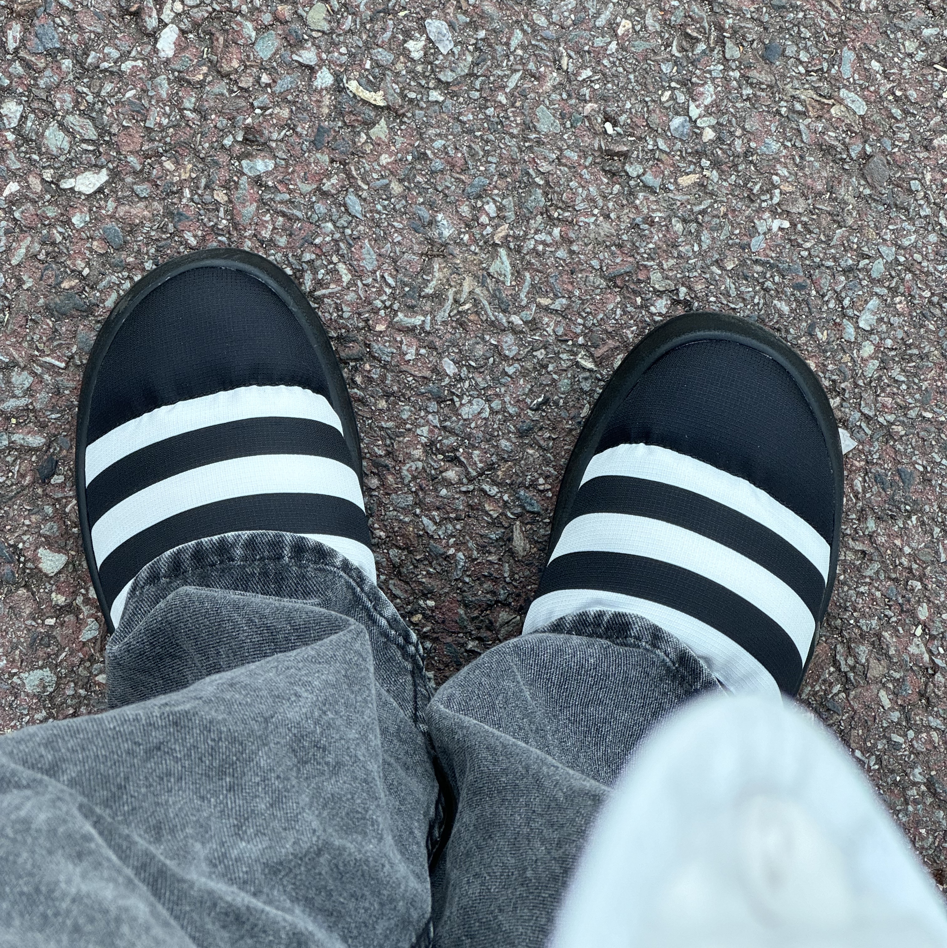 Adidas Puffylette Core Black 착용 스타일