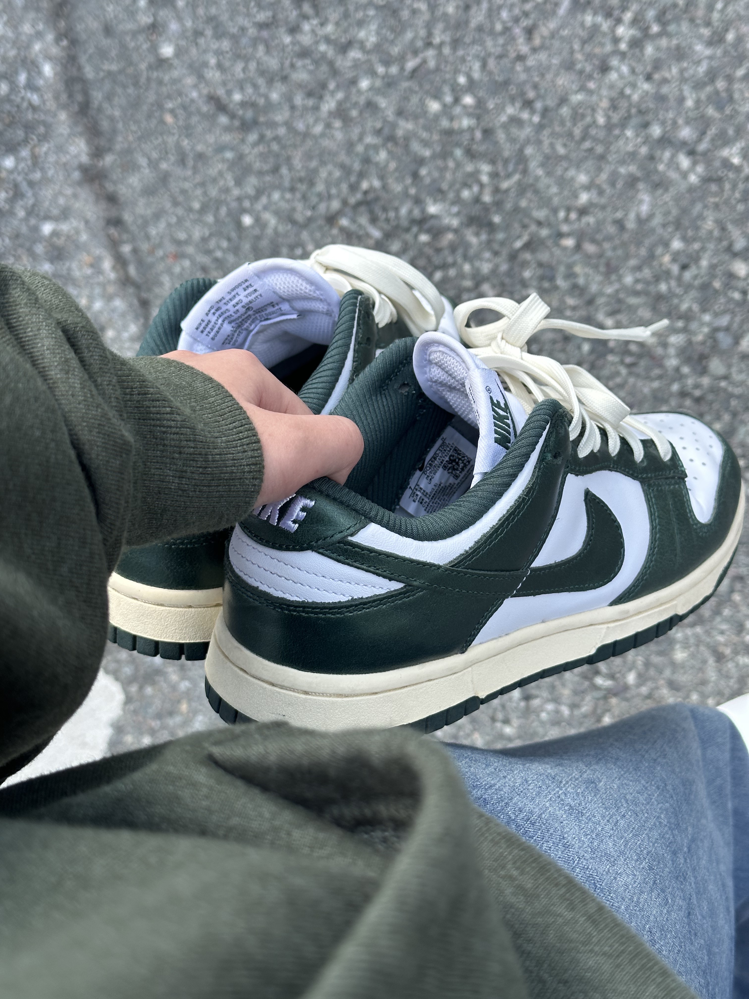 (W) Nike Dunk Low Vintage Green, IAB Studio x D.P. Zip-Up Hoodie Dark Green 착용 스타일 - 1